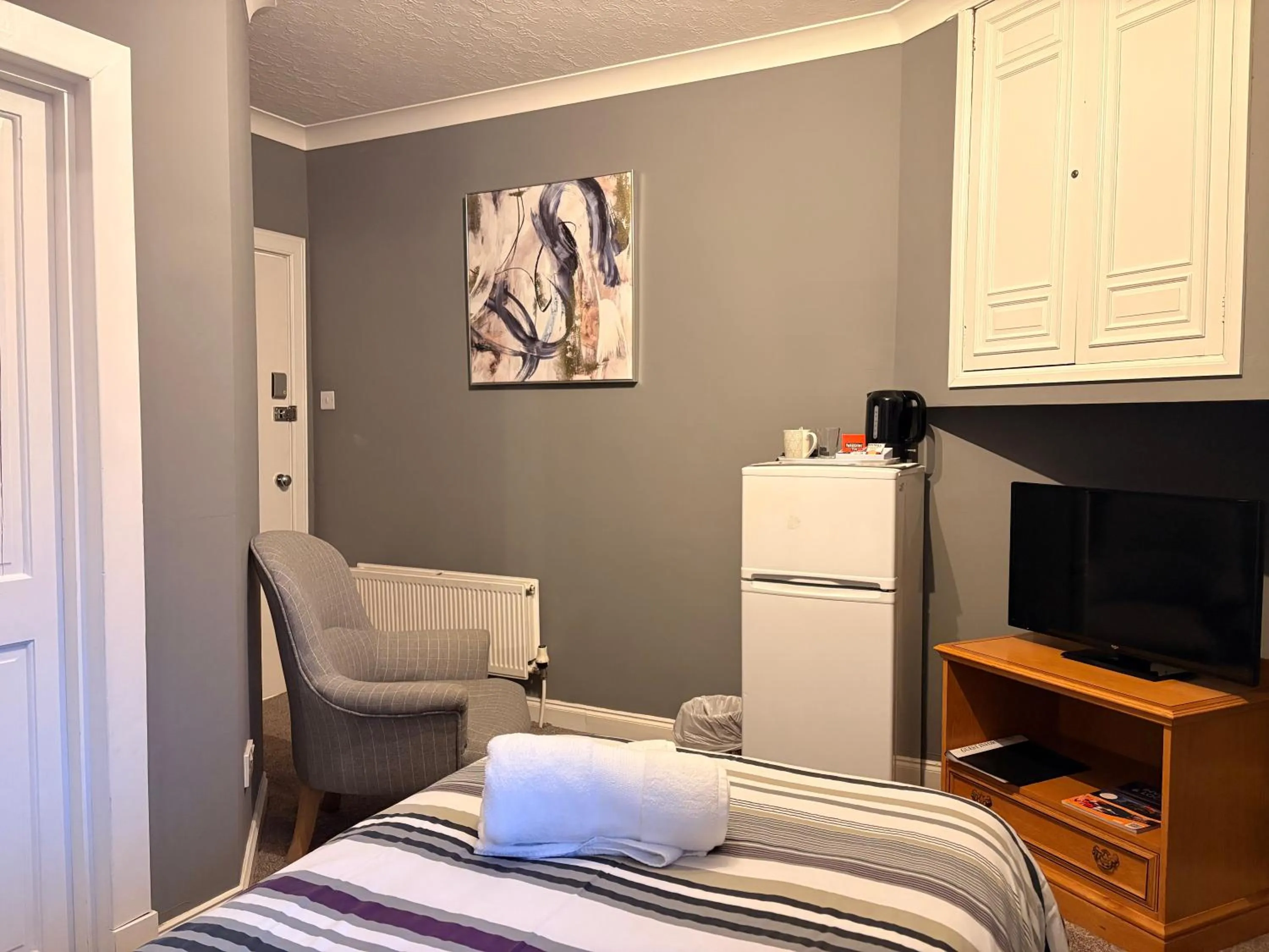 Photo of the whole room, Bed in Winmar