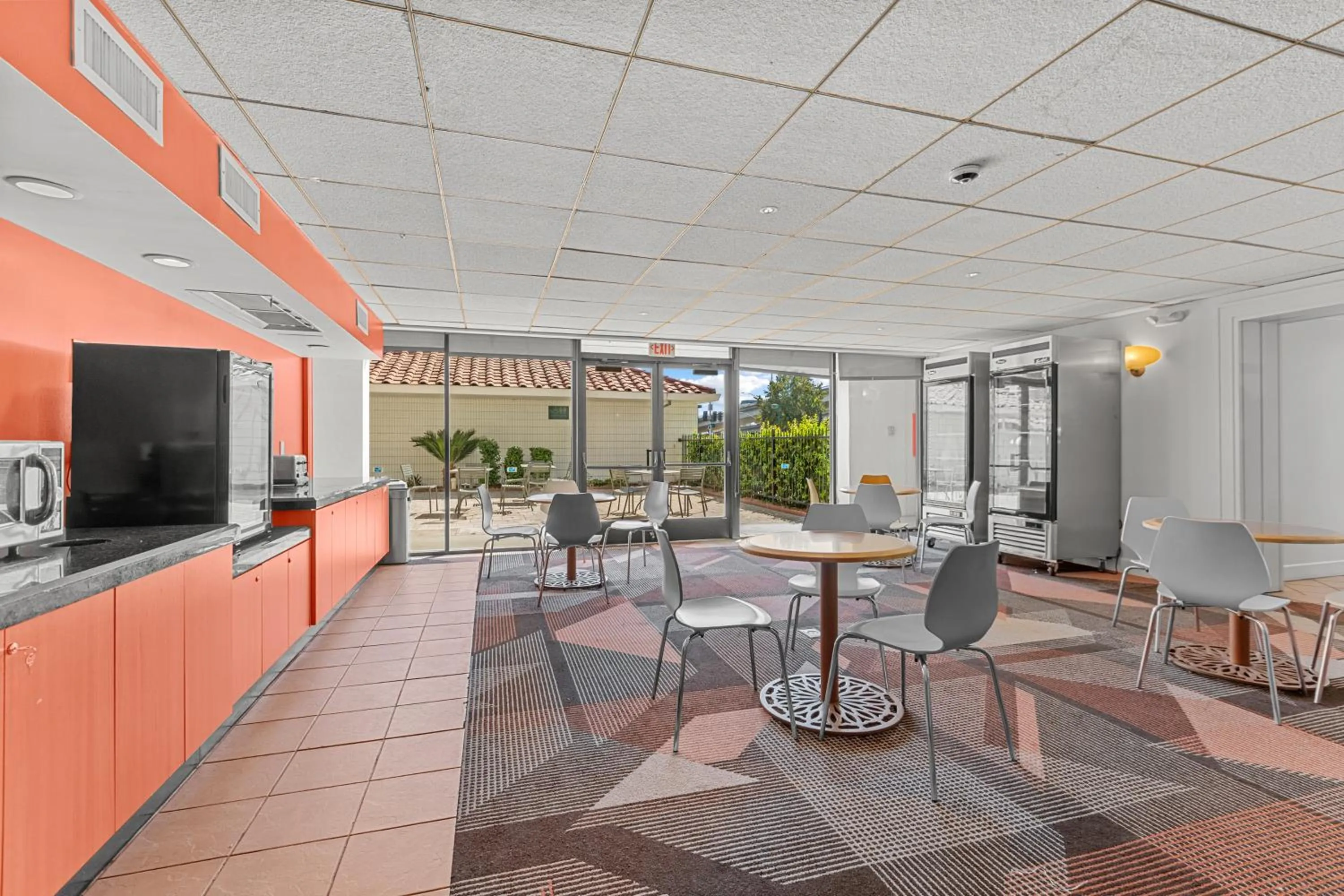 Dining area in Vagabond Inn Executive Old Town