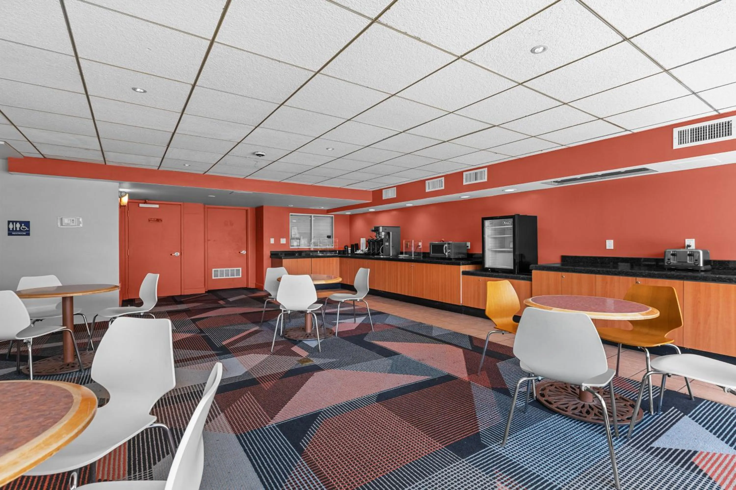 Dining area in Vagabond Inn Executive Old Town