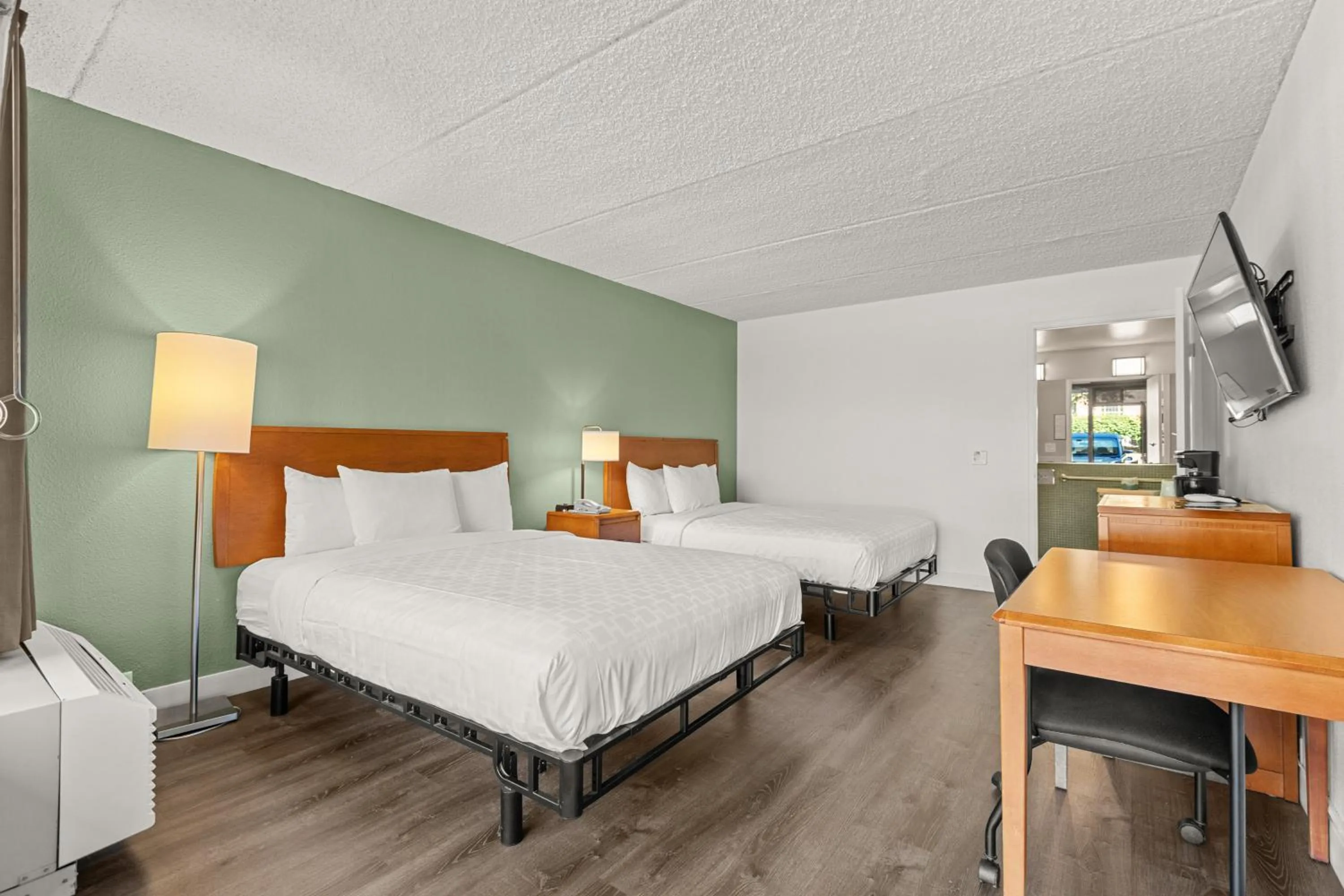 Photo of the whole room, Bed in Vagabond Inn Executive Old Town