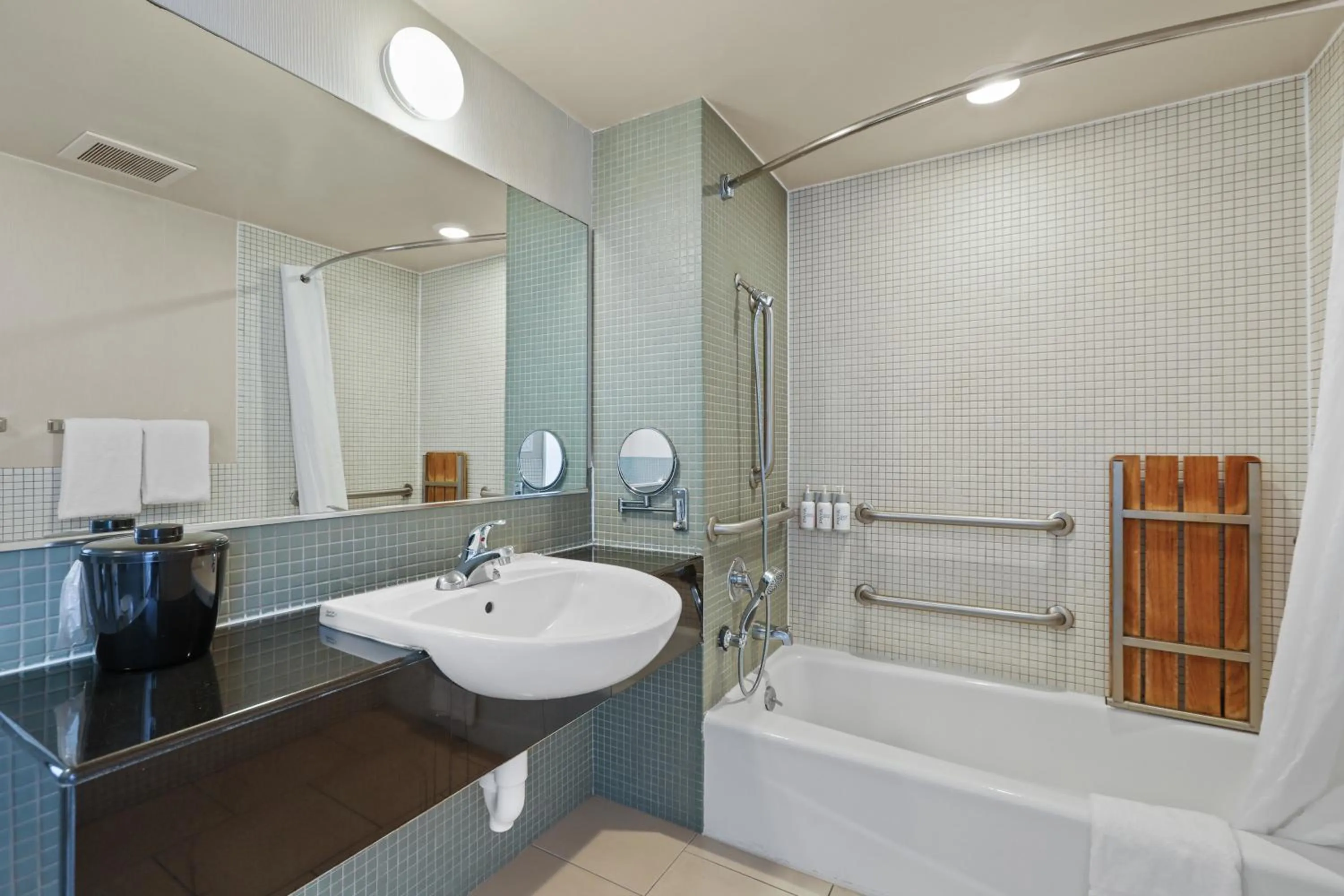 Shower in Vagabond Inn Executive Old Town