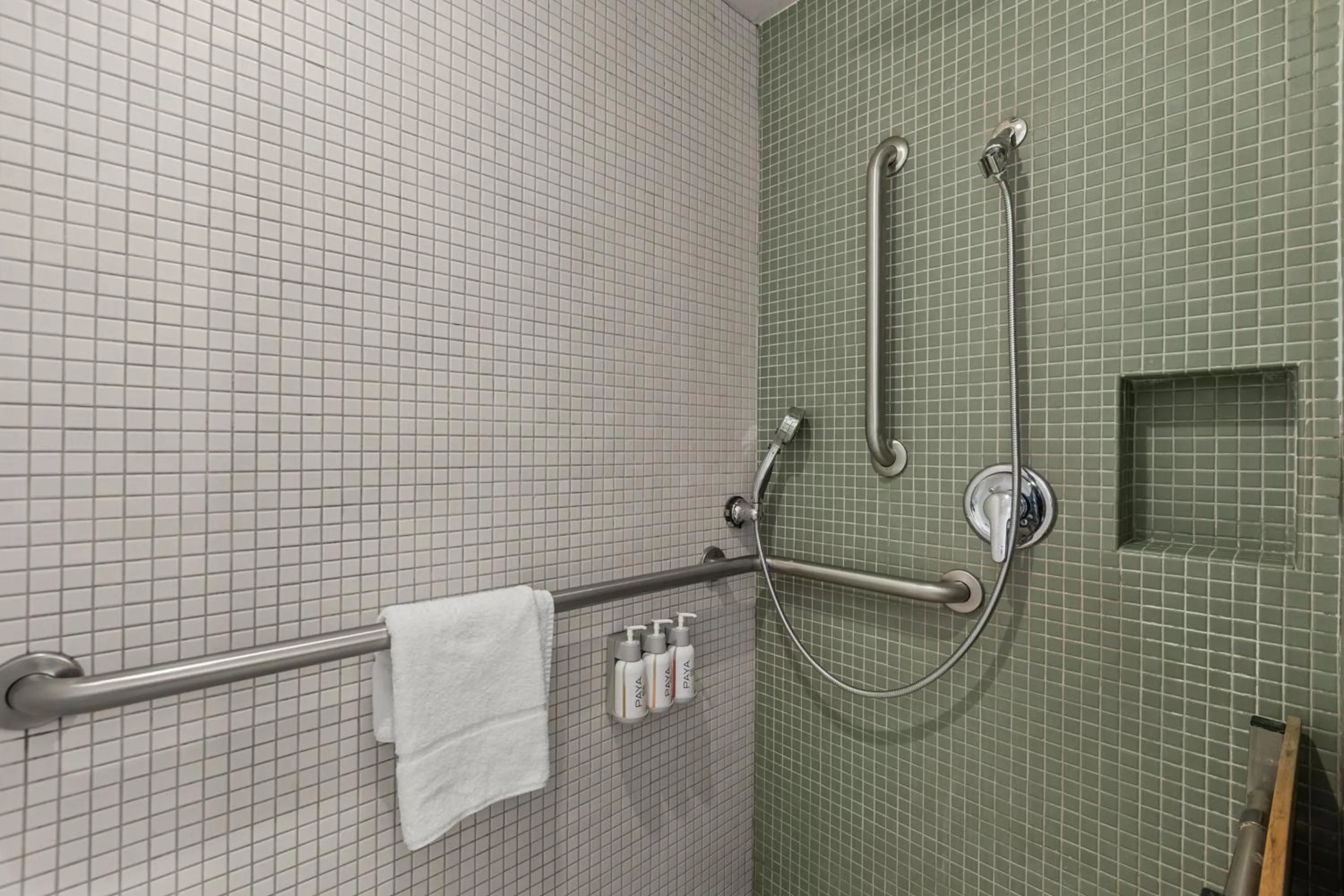 Shower in Vagabond Inn Executive Old Town