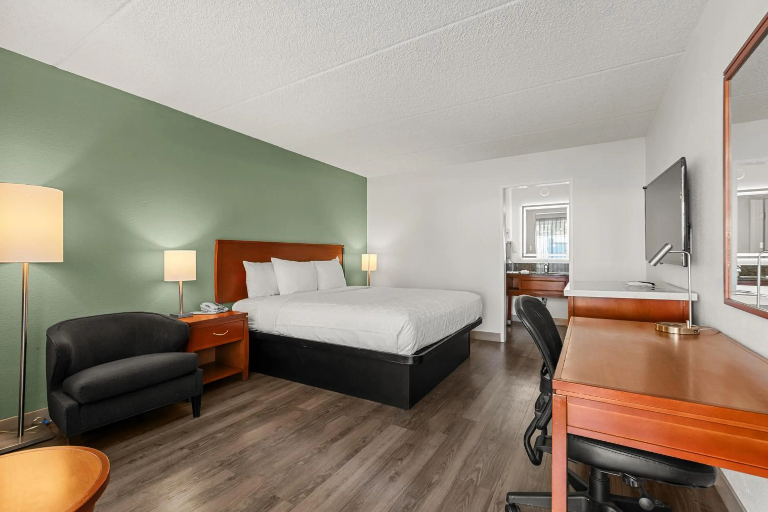 Photo of the whole room, Bed in Vagabond Inn Executive Old Town