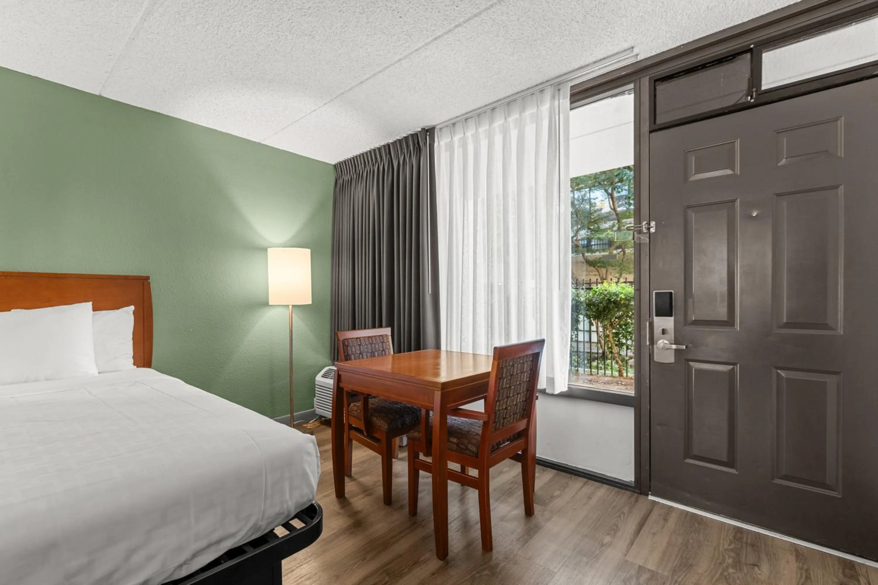 Bedroom, Bed in Vagabond Inn Executive Old Town