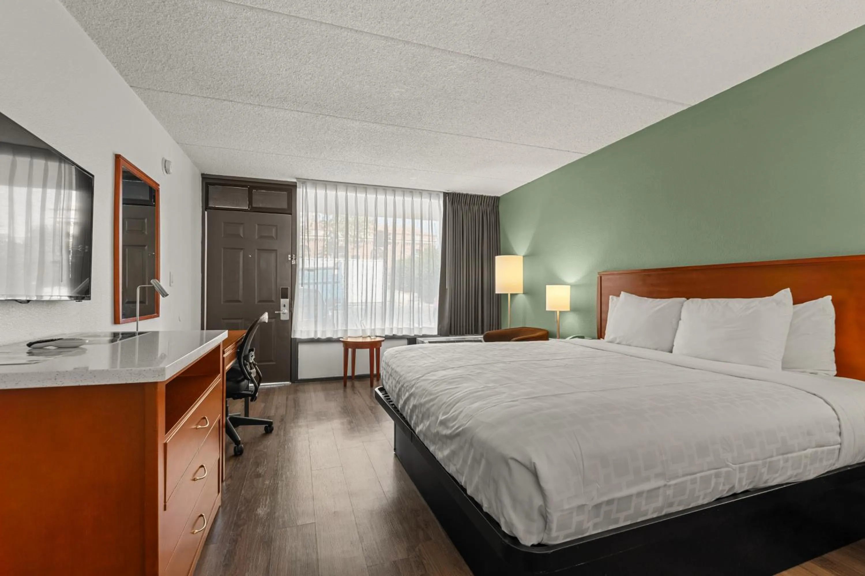 Bedroom, Bed in Vagabond Inn Executive Old Town