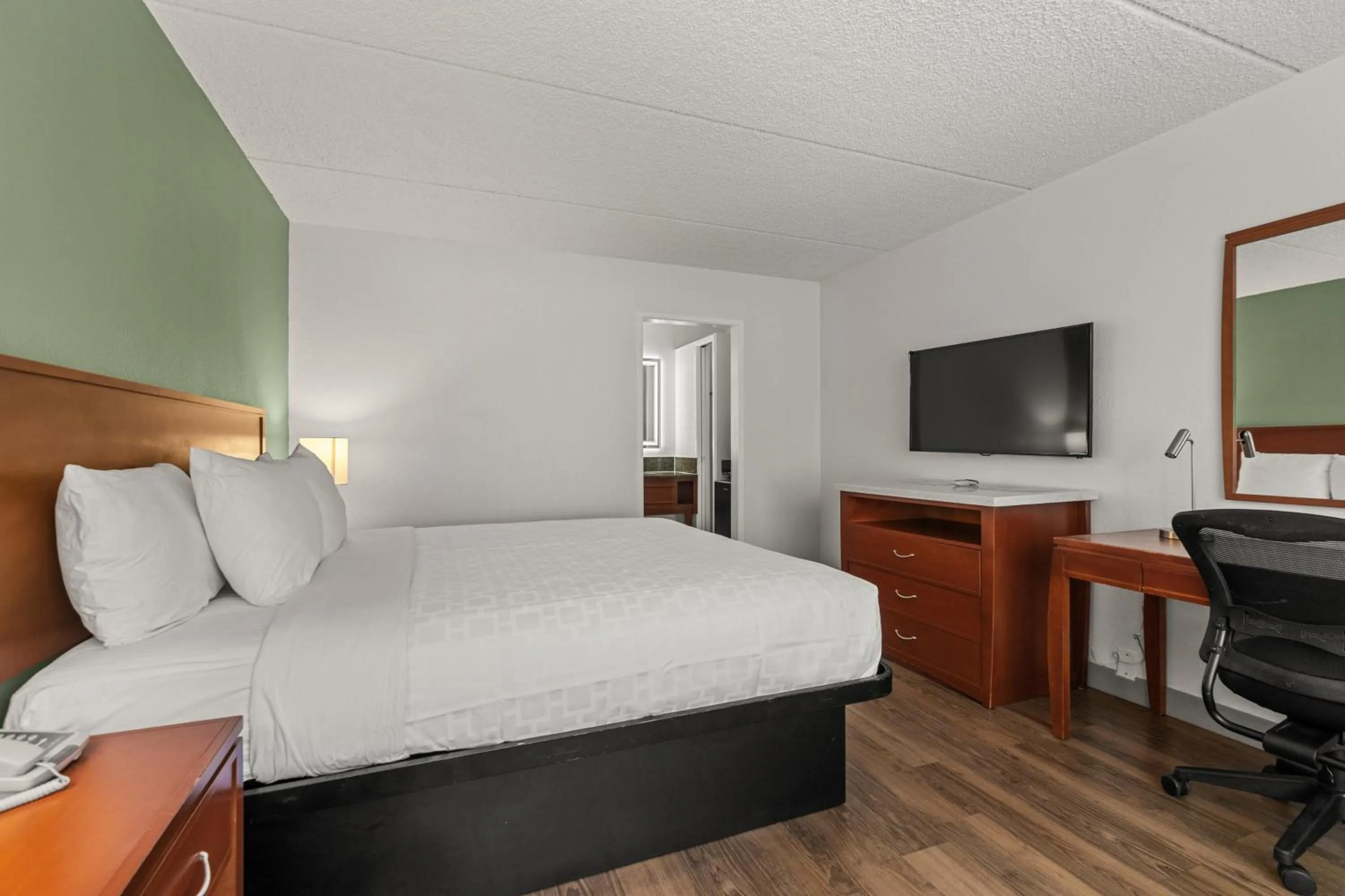 Photo of the whole room, Bed in Vagabond Inn Executive Old Town