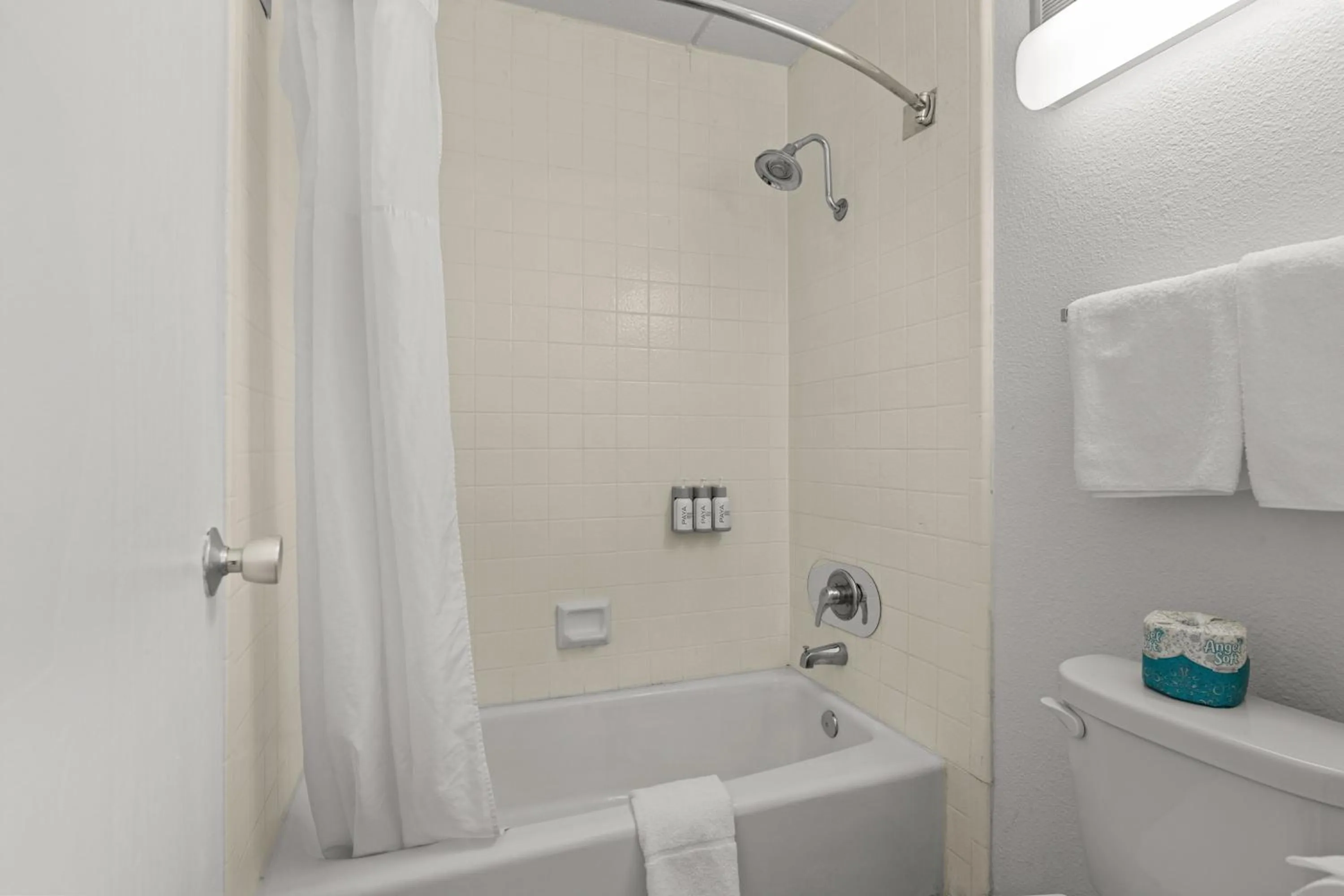 Shower in Vagabond Inn Executive Old Town