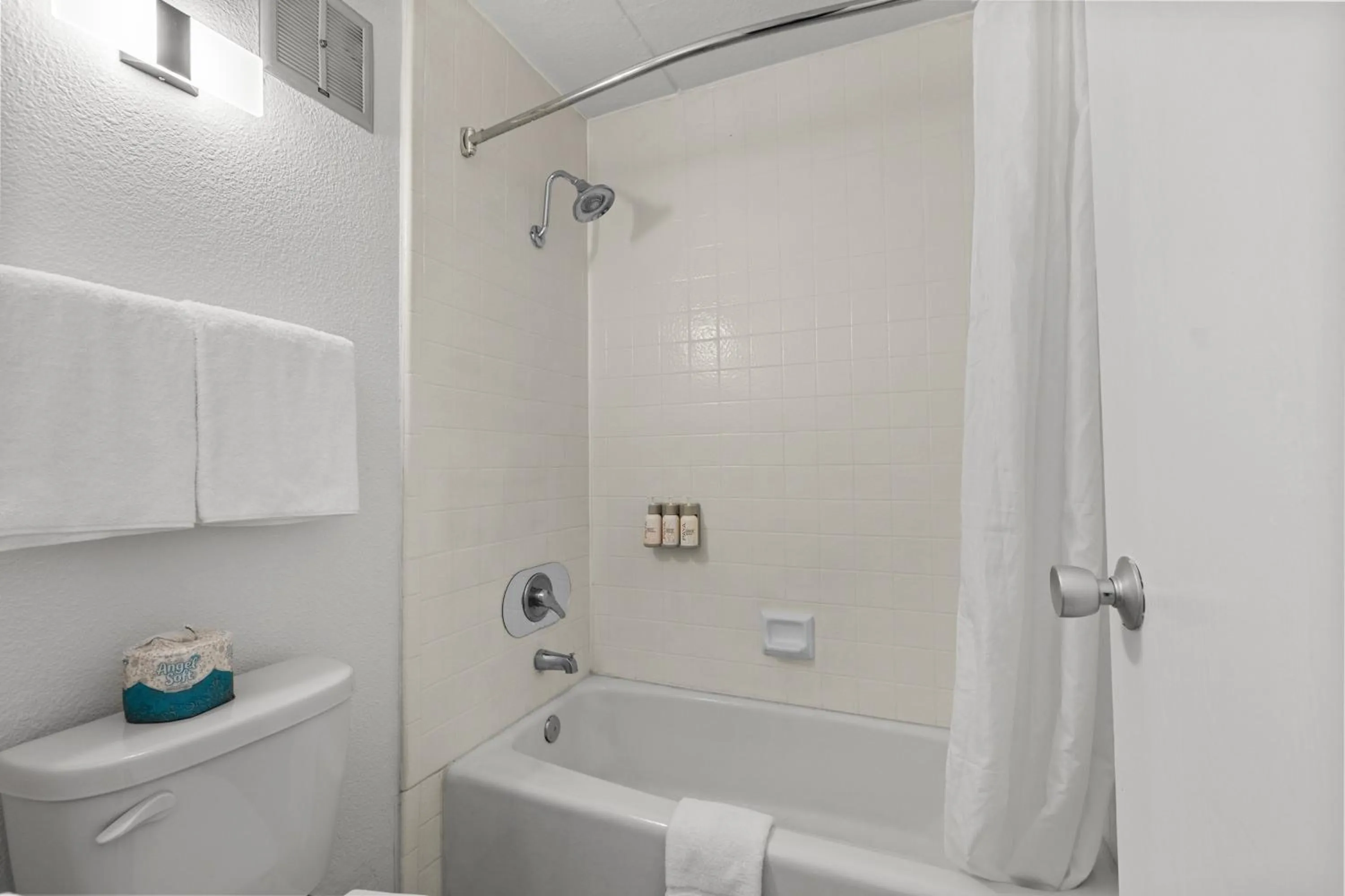 Shower in Vagabond Inn Executive Old Town