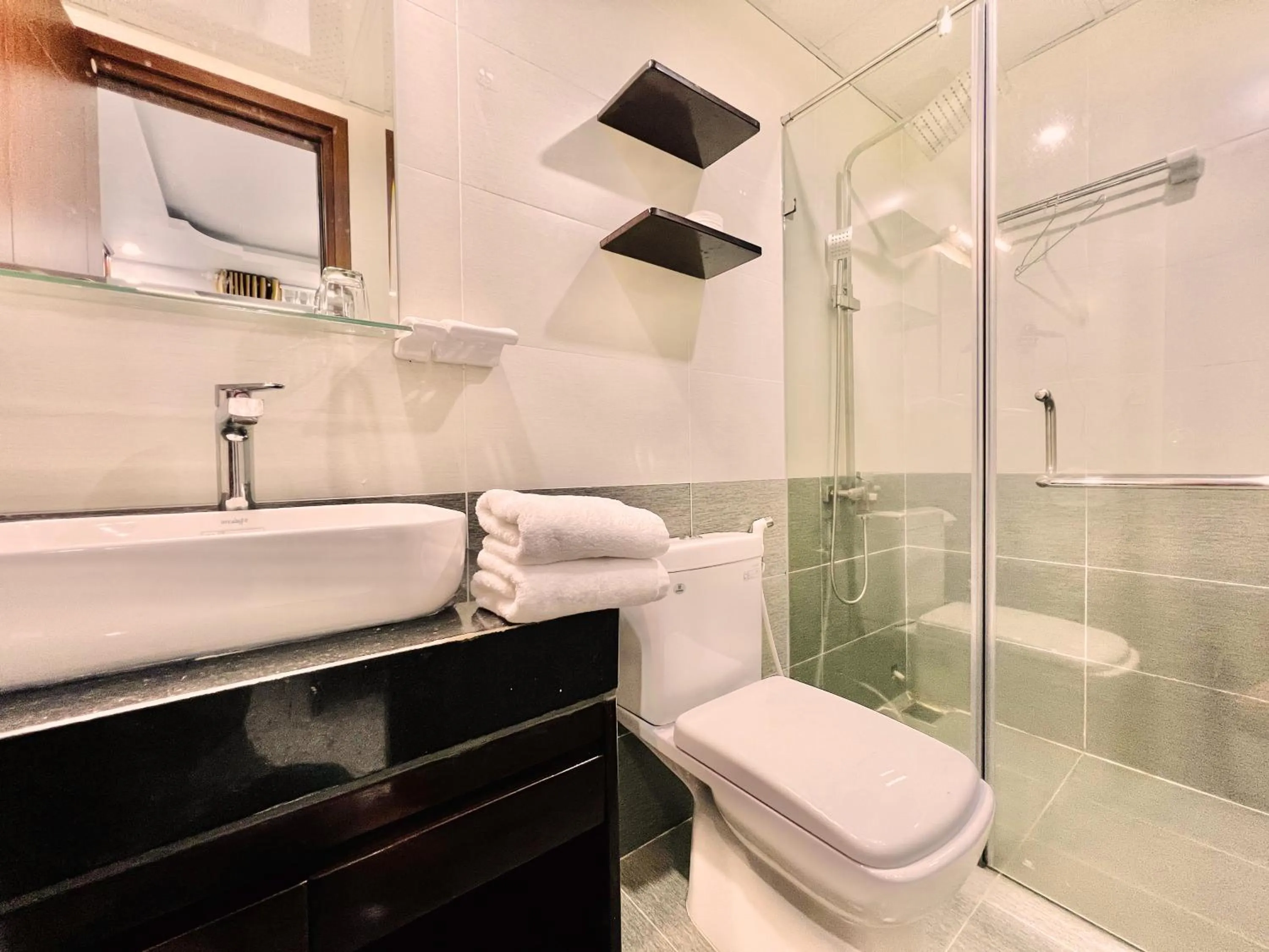 Shower in Dương Đông Hotel