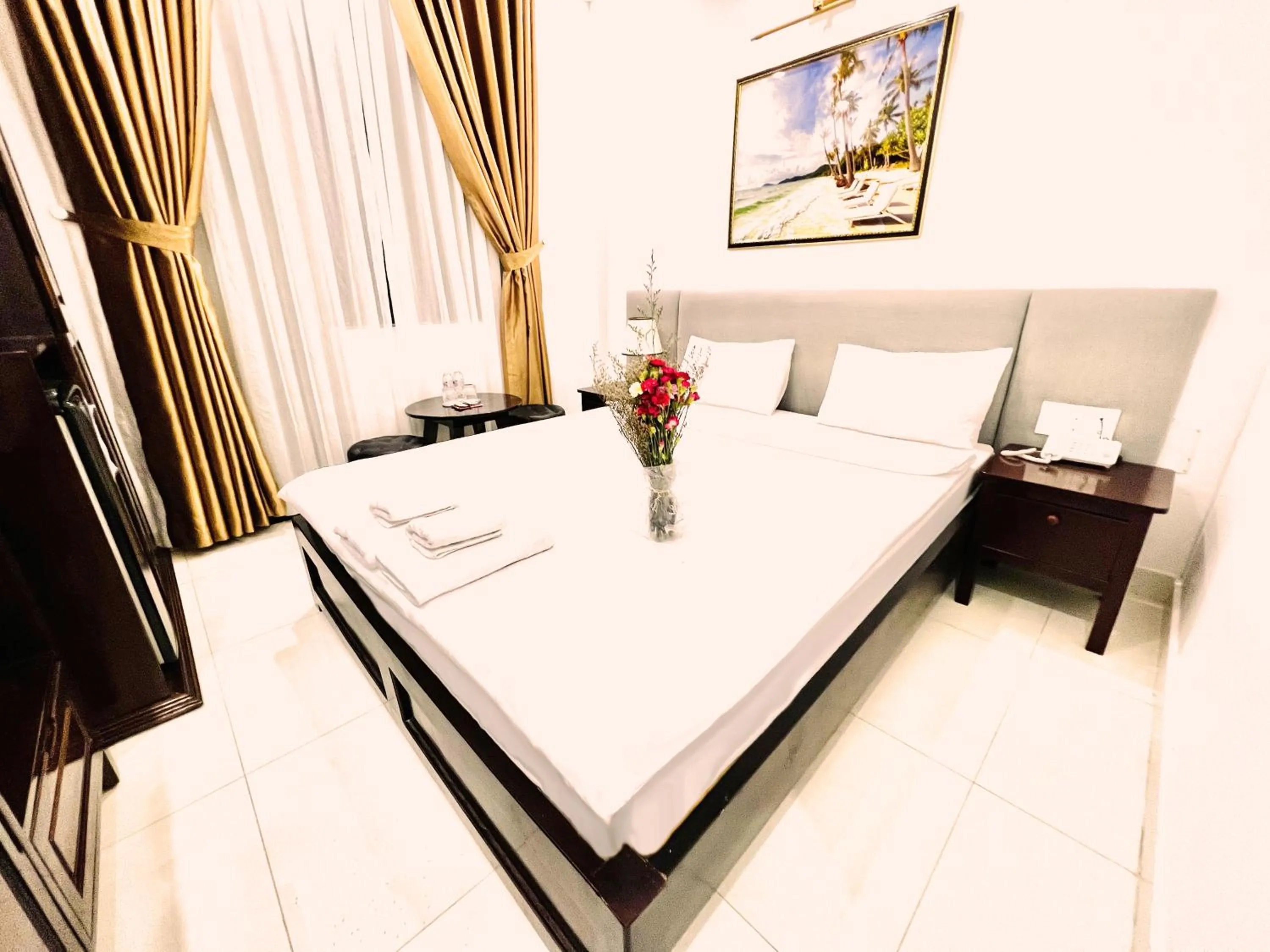 Bedroom, Bed in Dương Đông Hotel