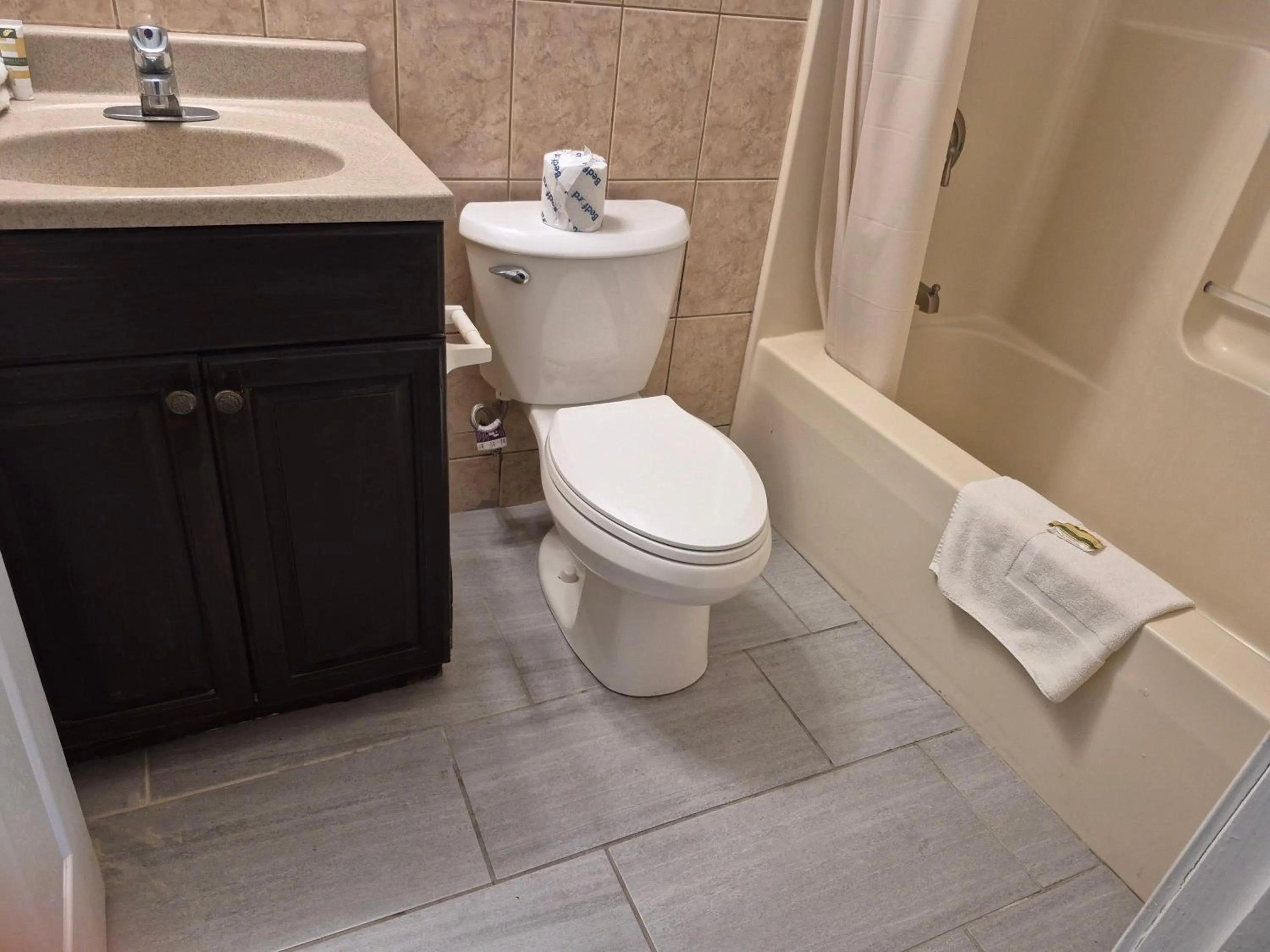 Bathroom in Maple leaf motel