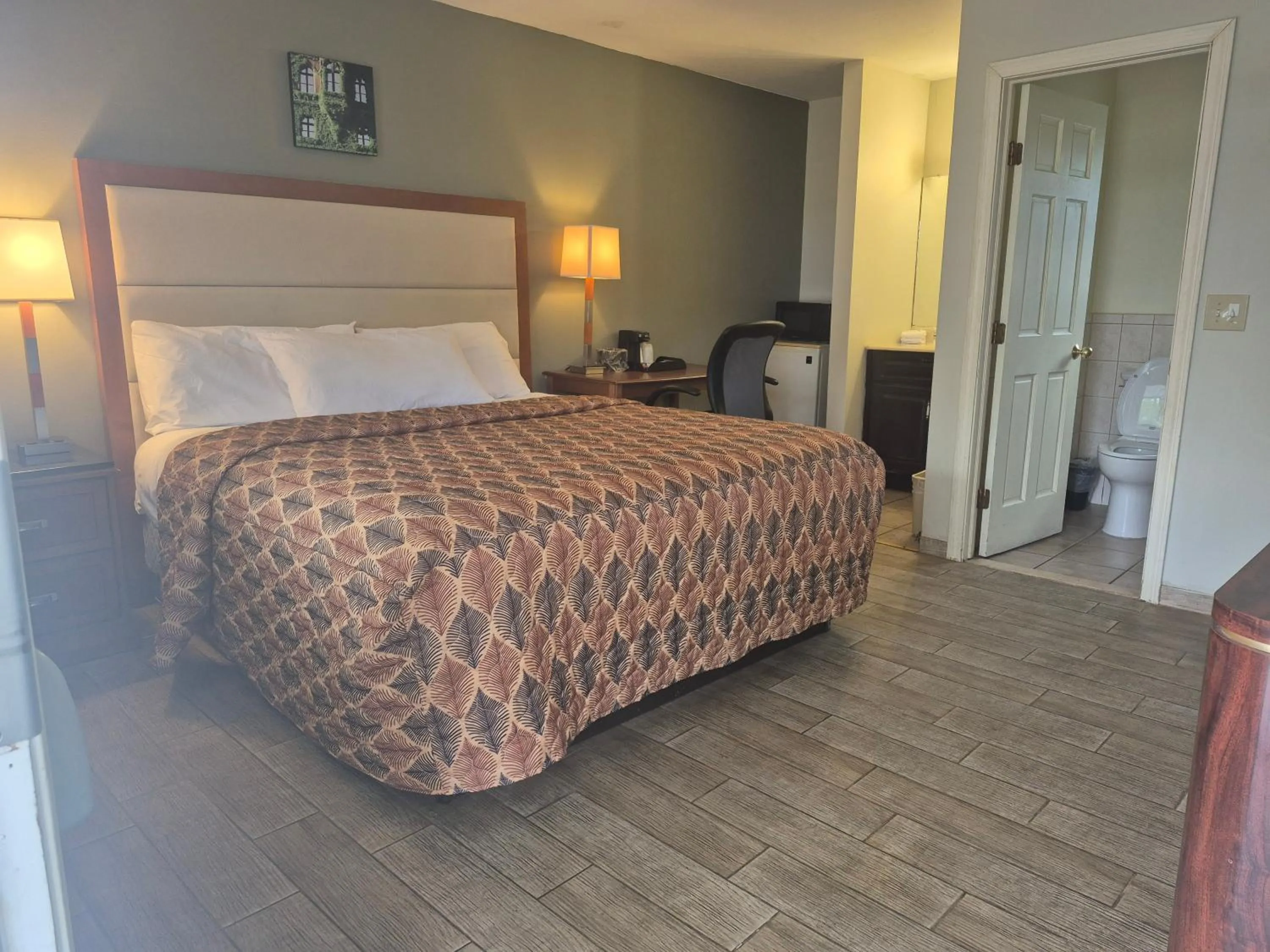 Photo of the whole room, Bed in Maple leaf motel