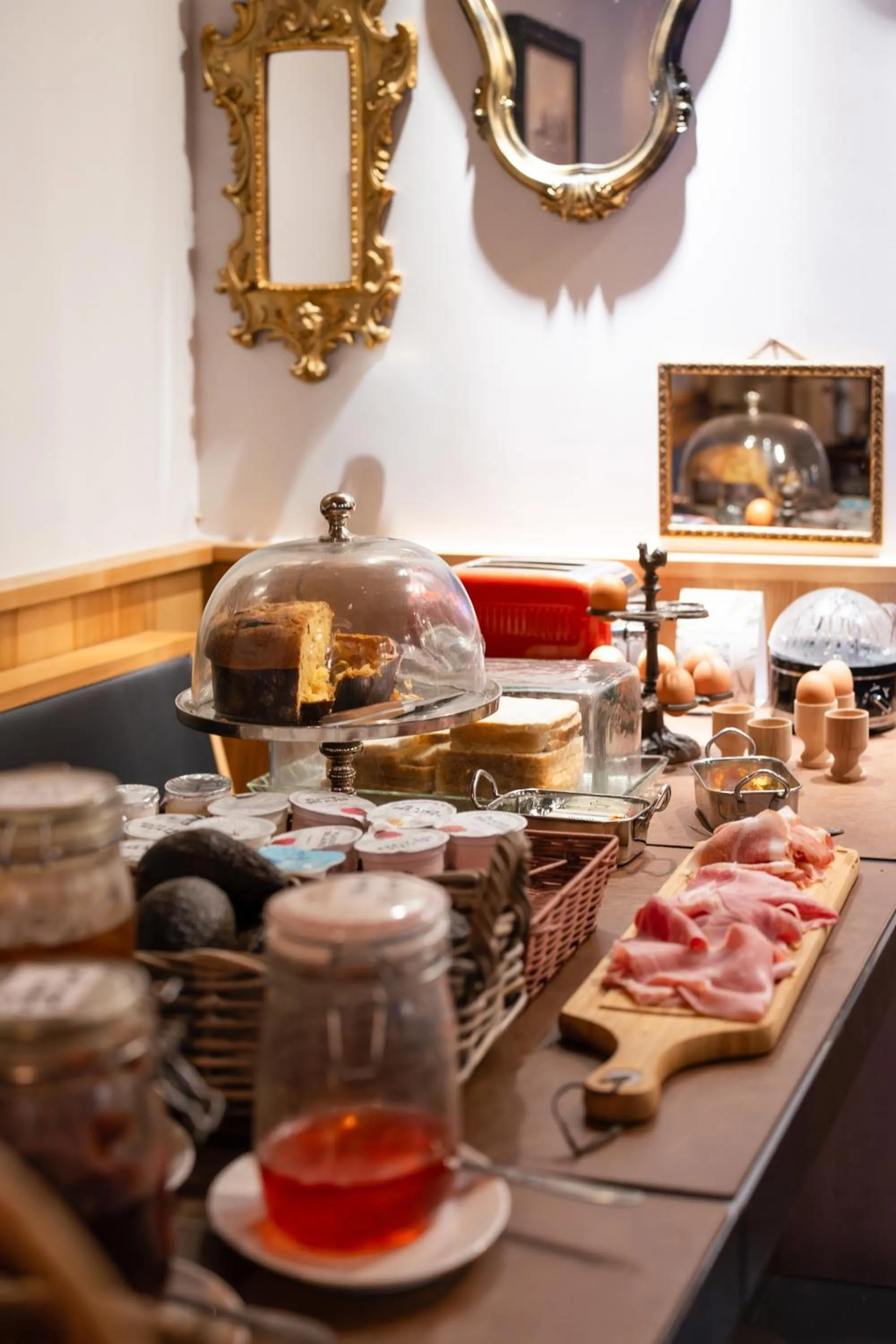 Breakfast in La Petite Auberge