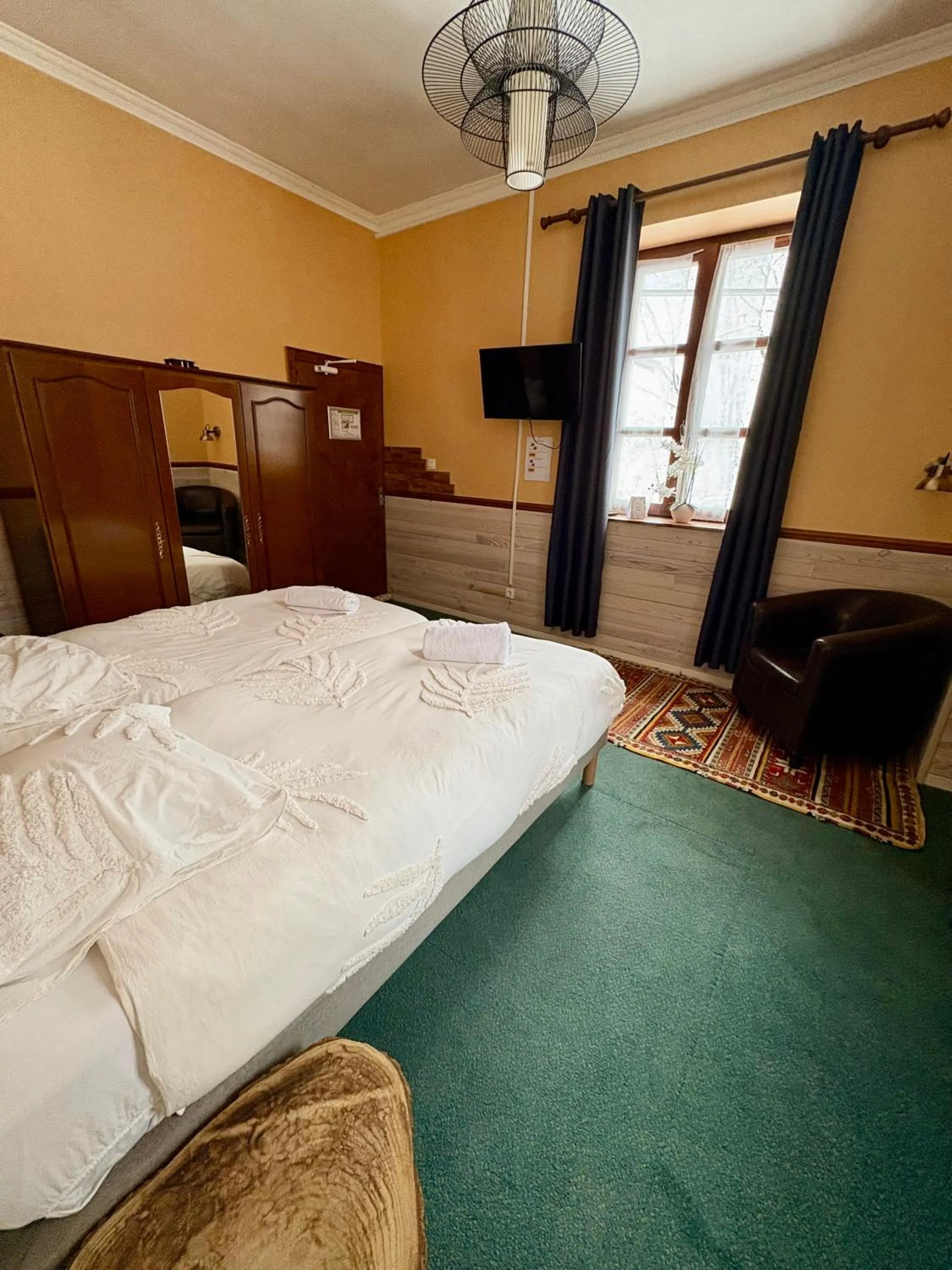 View (from property/room), Bed in Hôtel Restaurant "La Petite Auberge"