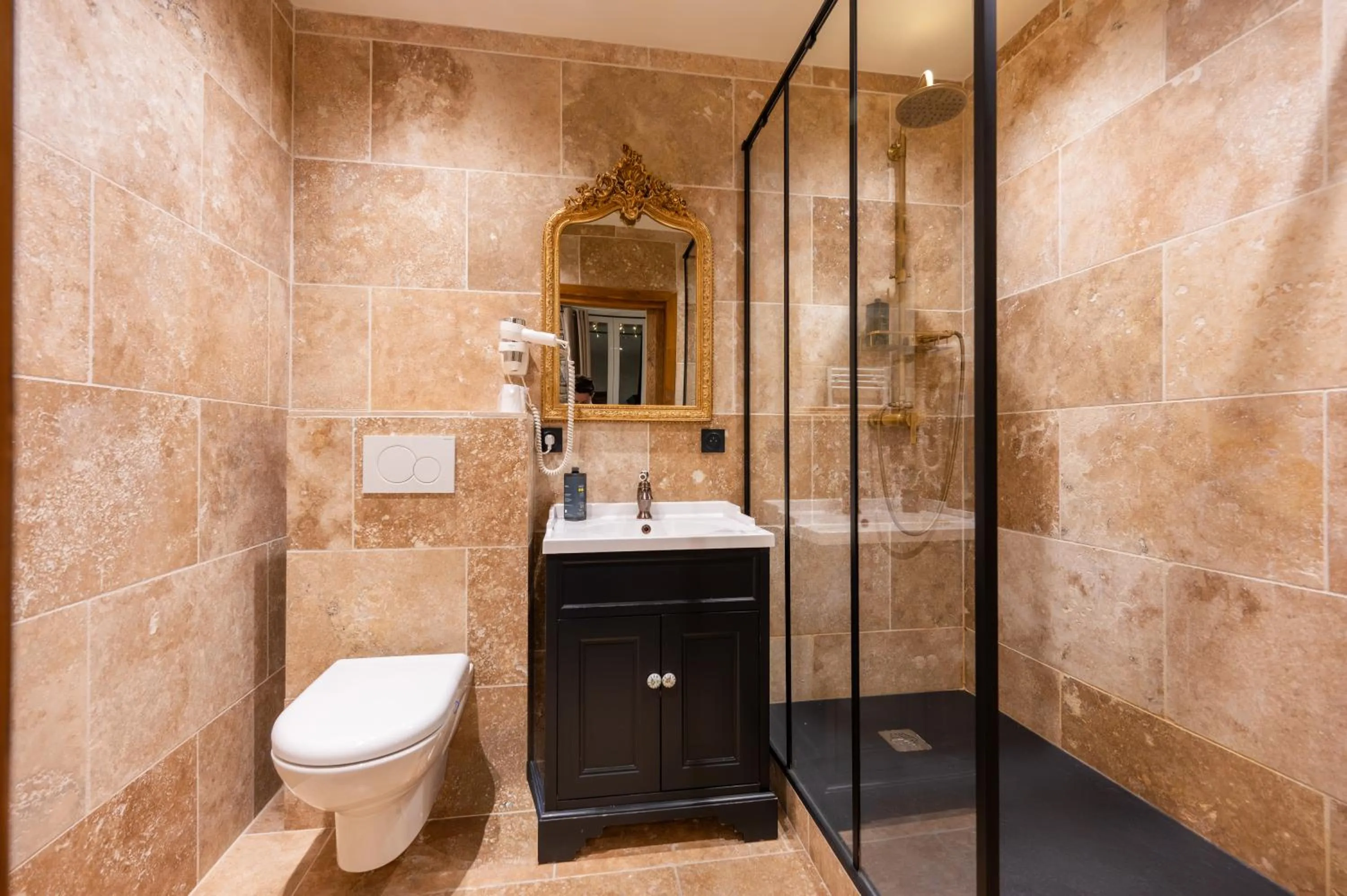 Toilet in La Petite Auberge