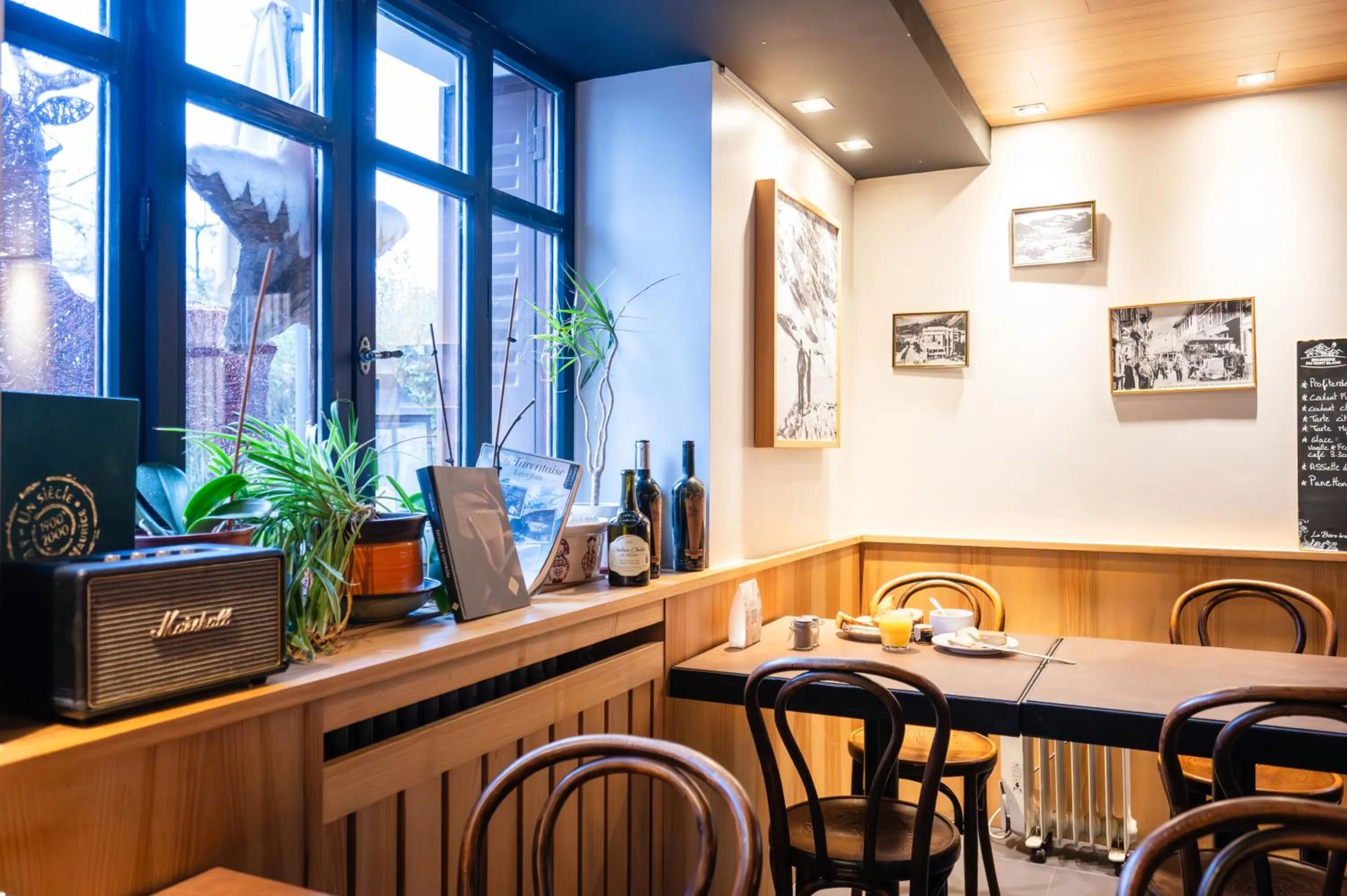 Restaurant/places to eat in La Petite Auberge