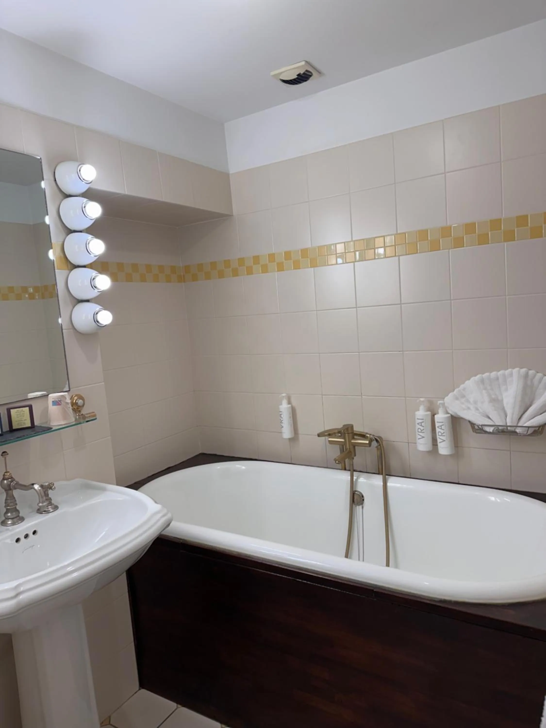 Bathroom in Château De La Caze Piscine & Spa - Ste Enimie