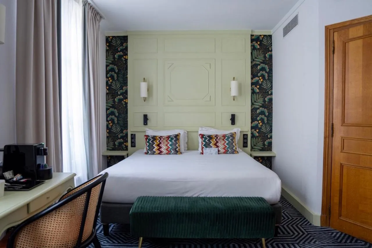 Bed in Hotel de Fleurie - Saint-Germain-des-Pres