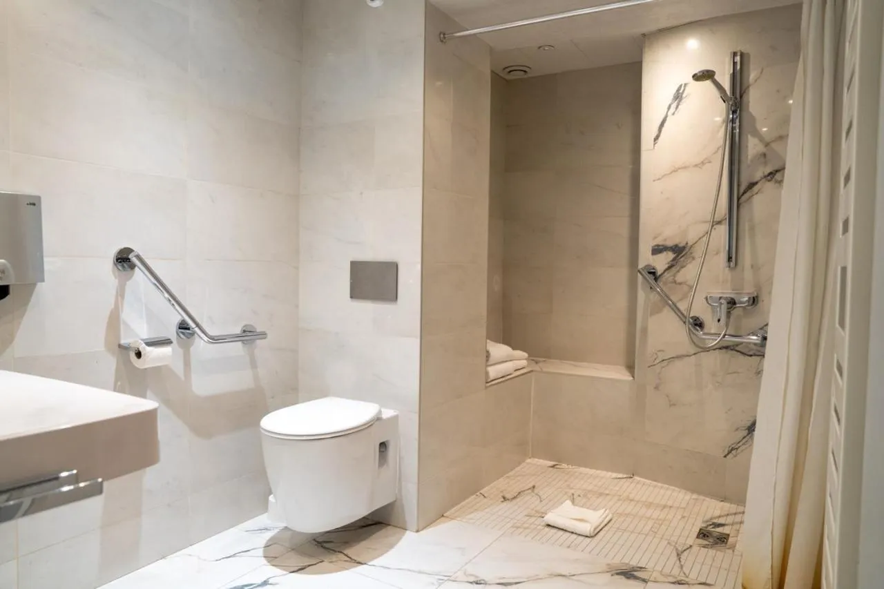 Shower in Hotel de Fleurie - Saint-Germain-des-Pres
