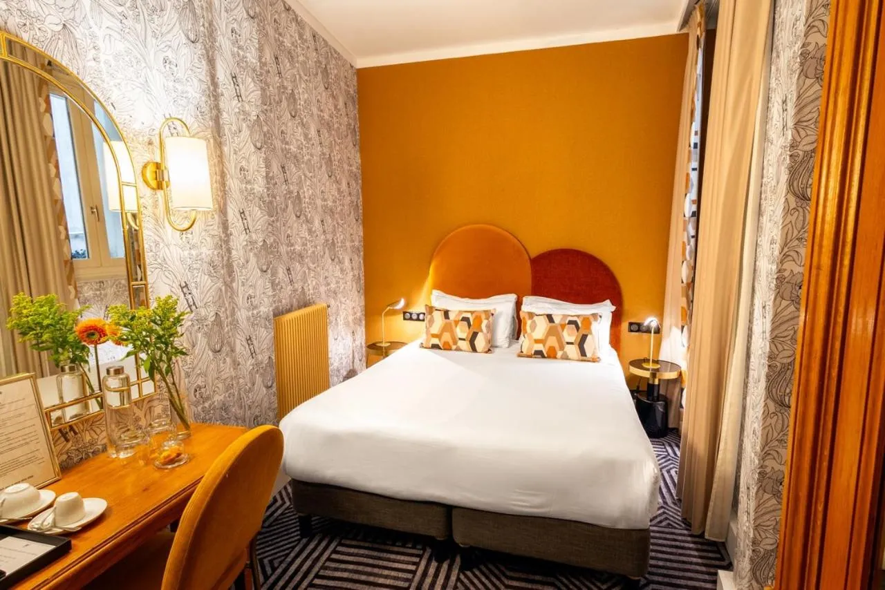 Photo of the whole room, Bed in Hotel de Fleurie - Saint-Germain-des-Pres