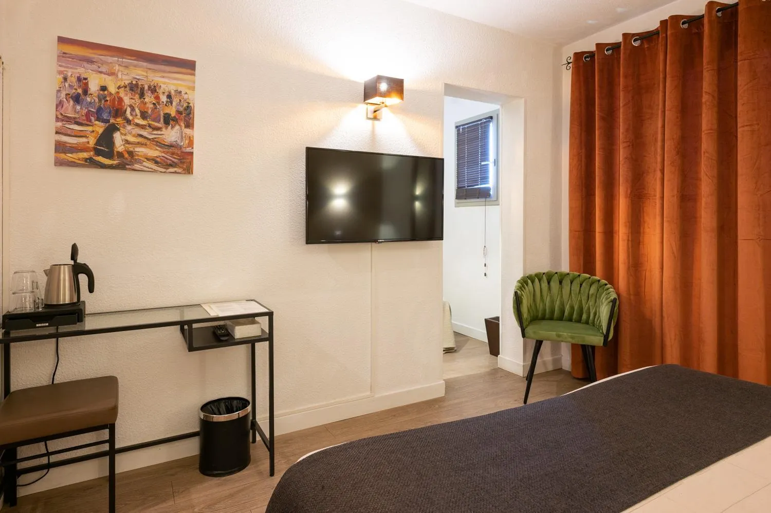 Garden view, Bed in Hôtel l'Amandière