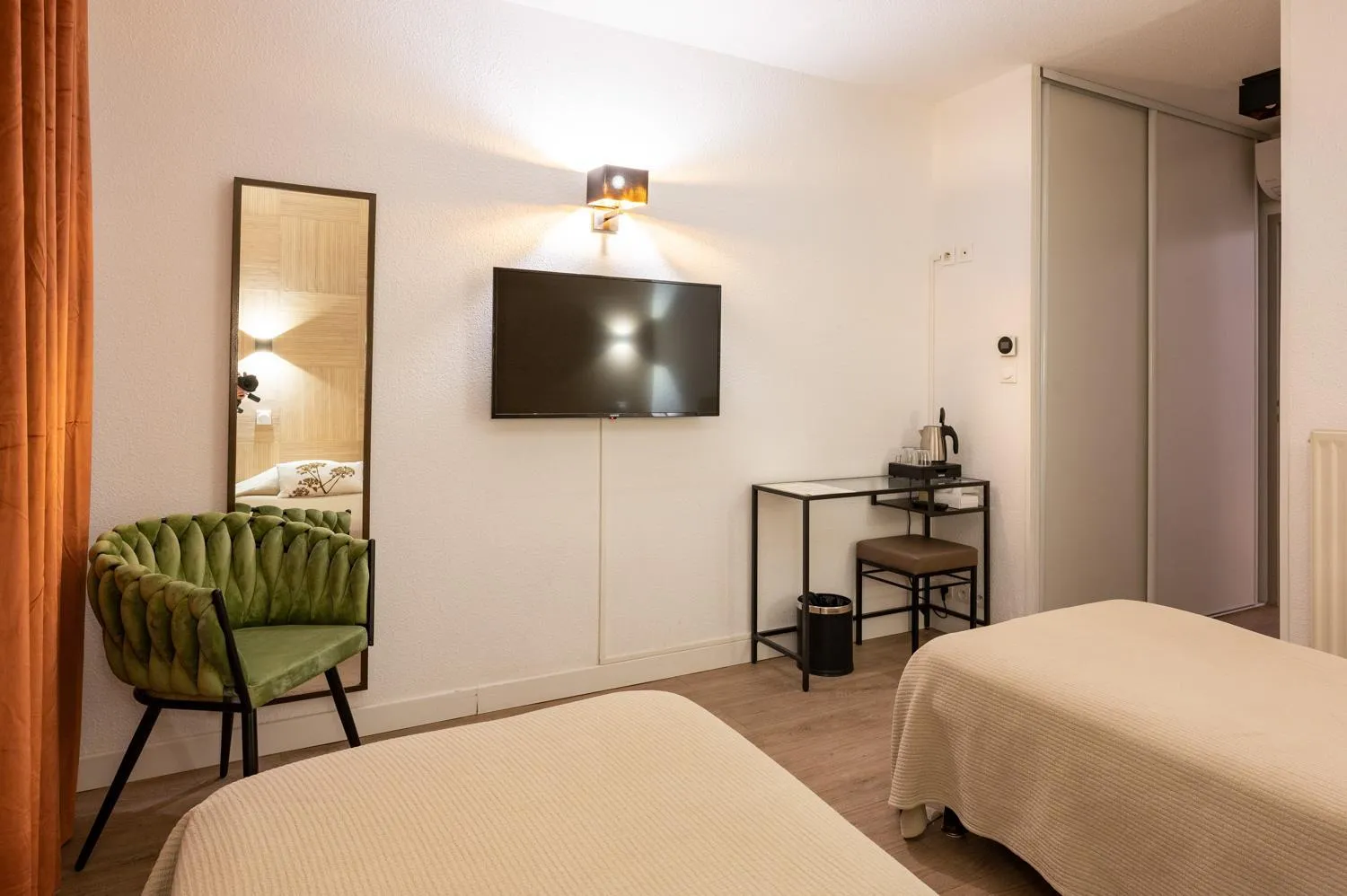 Garden view, Bed in Hôtel l'Amandière