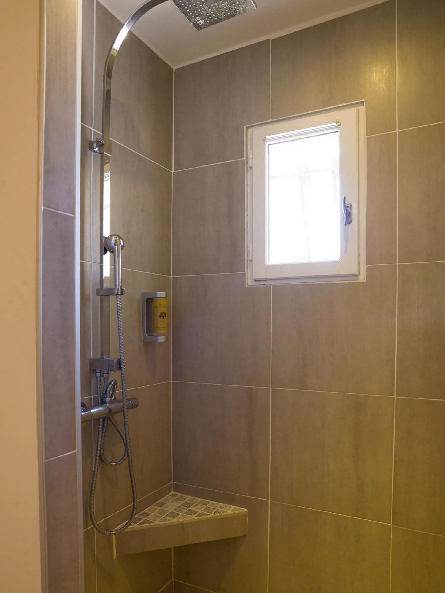 Bathroom in Hôtel l'Amandière