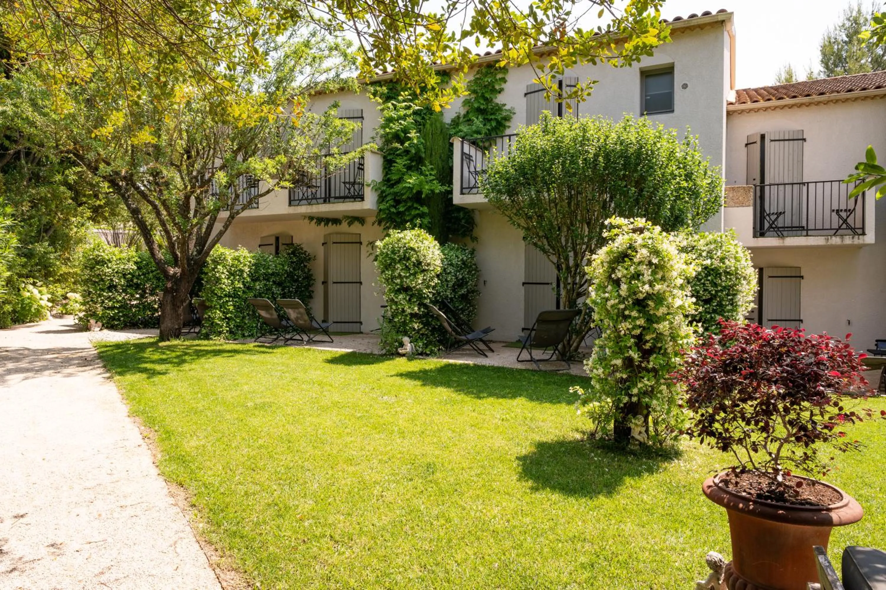 Garden in Hôtel l'Amandière