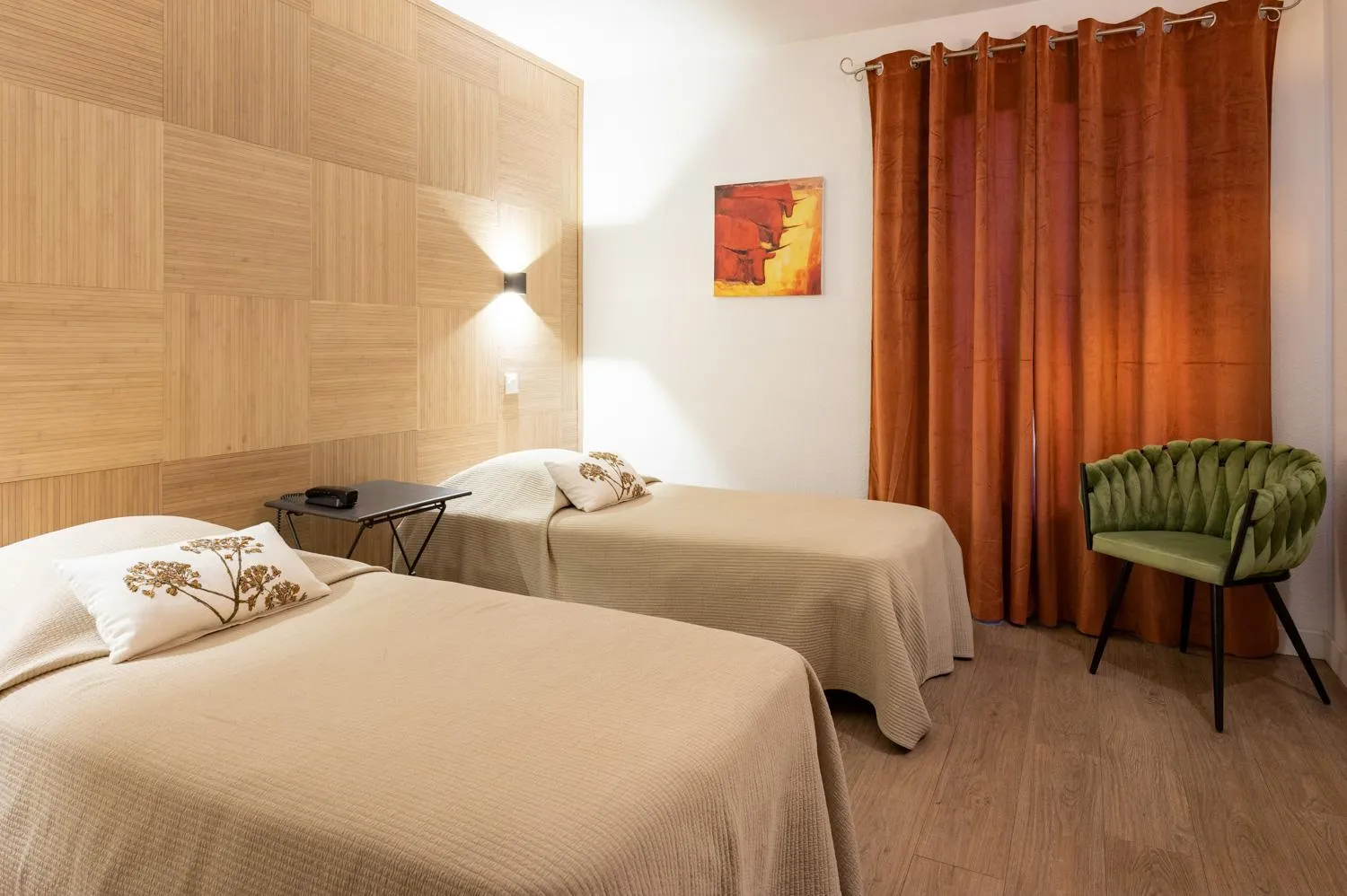 Garden view, Bed in Hôtel l'Amandière