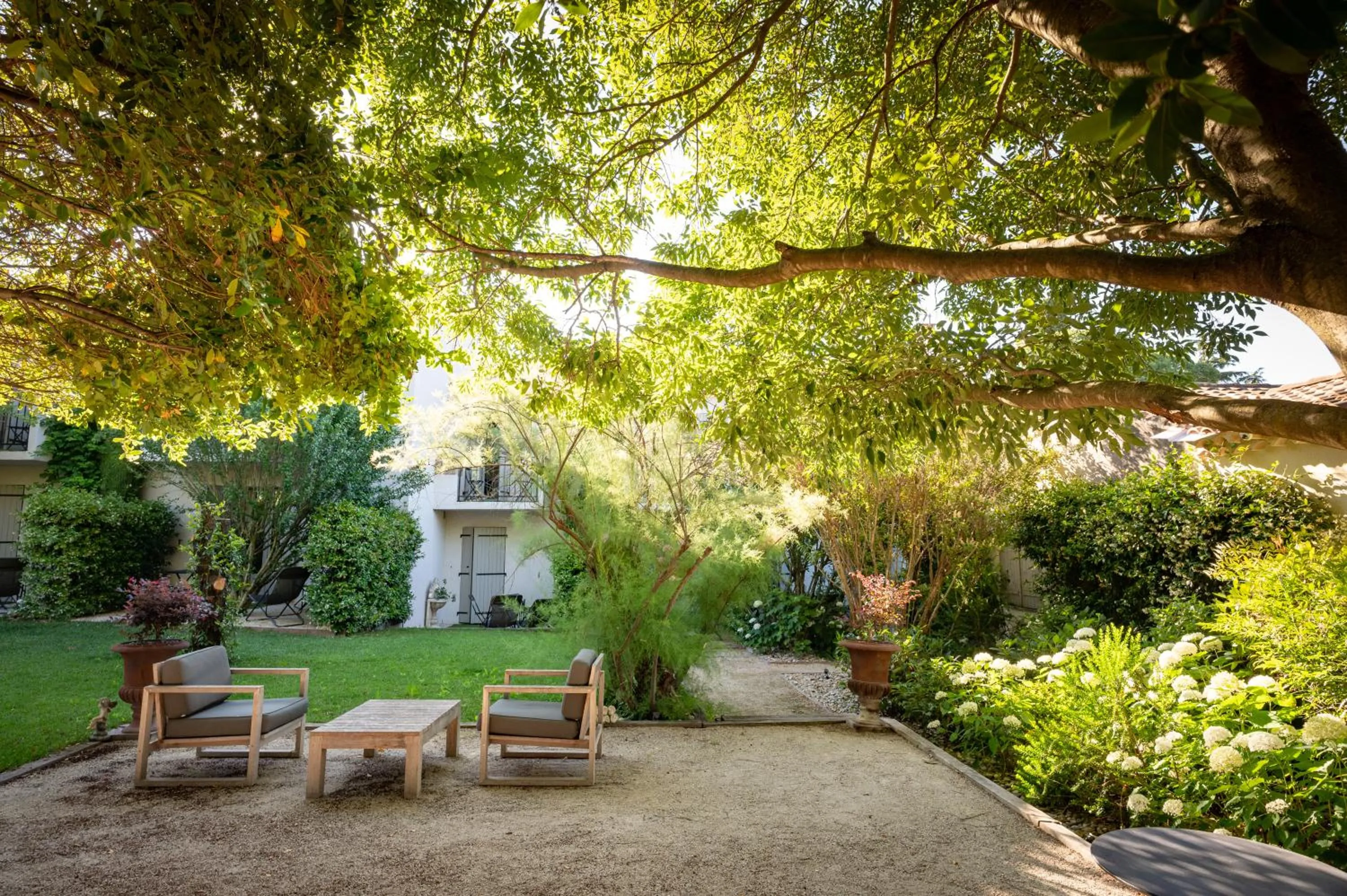 Garden view in Hôtel l'Amandière