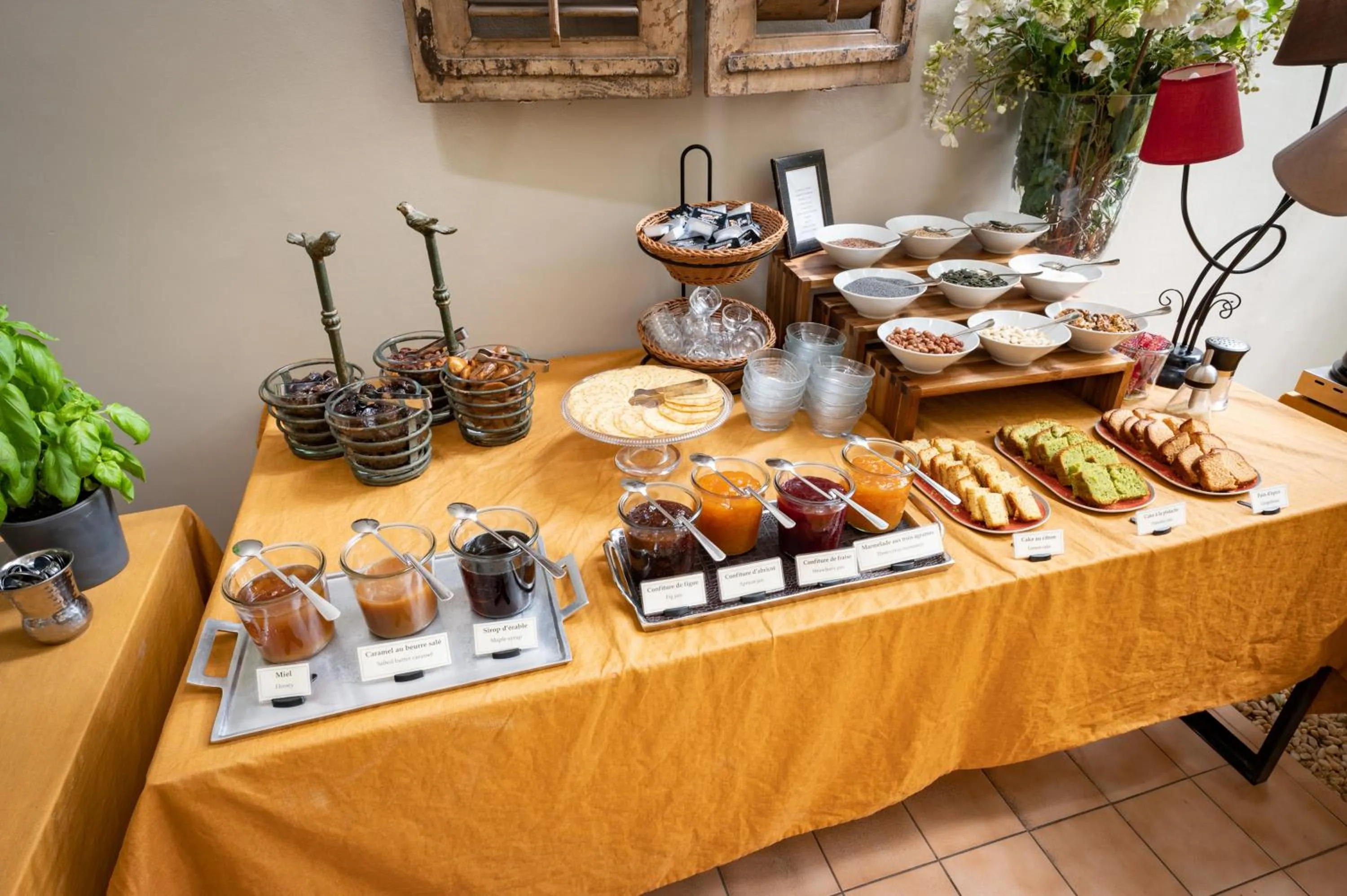 Breakfast in Hôtel l'Amandière
