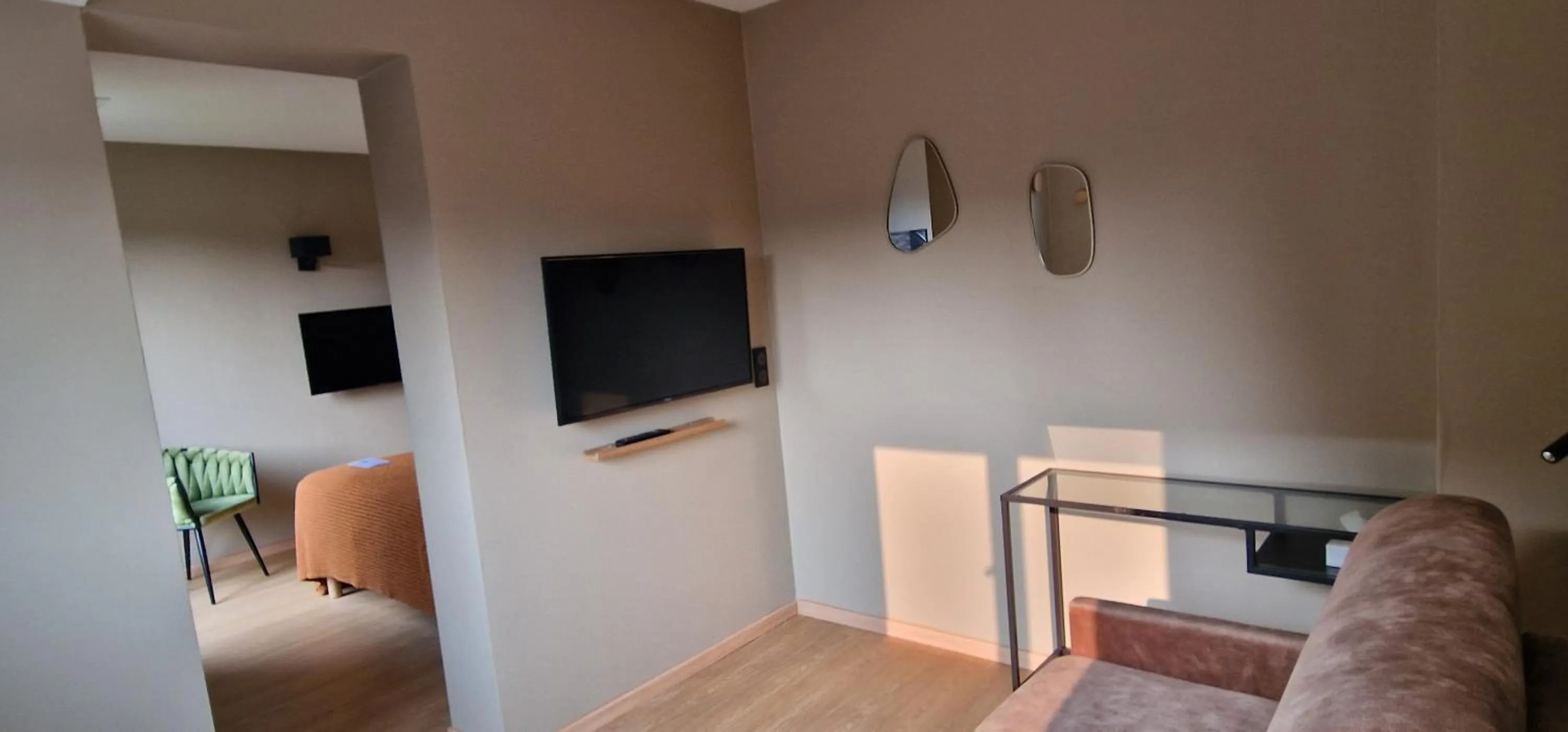 TV and multimedia in Hôtel l'Amandière