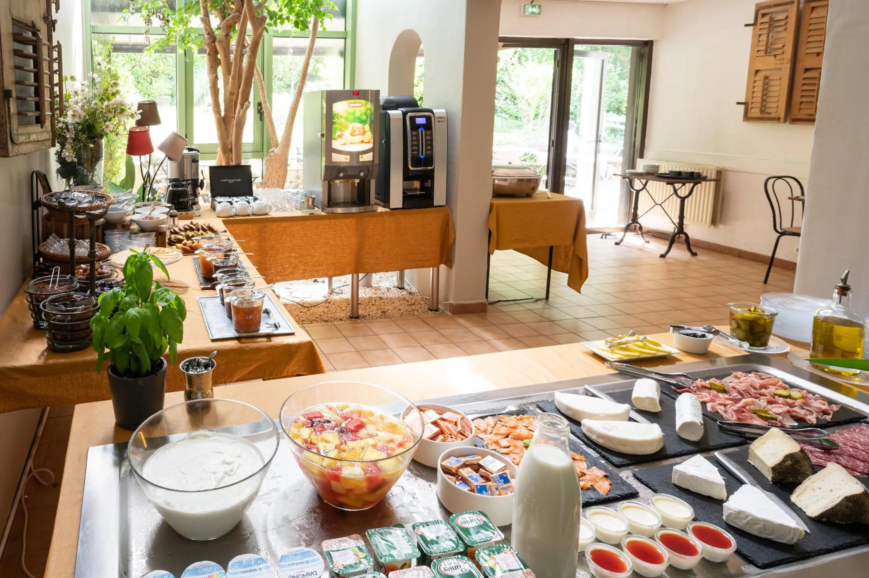 Breakfast in Hôtel l'Amandière