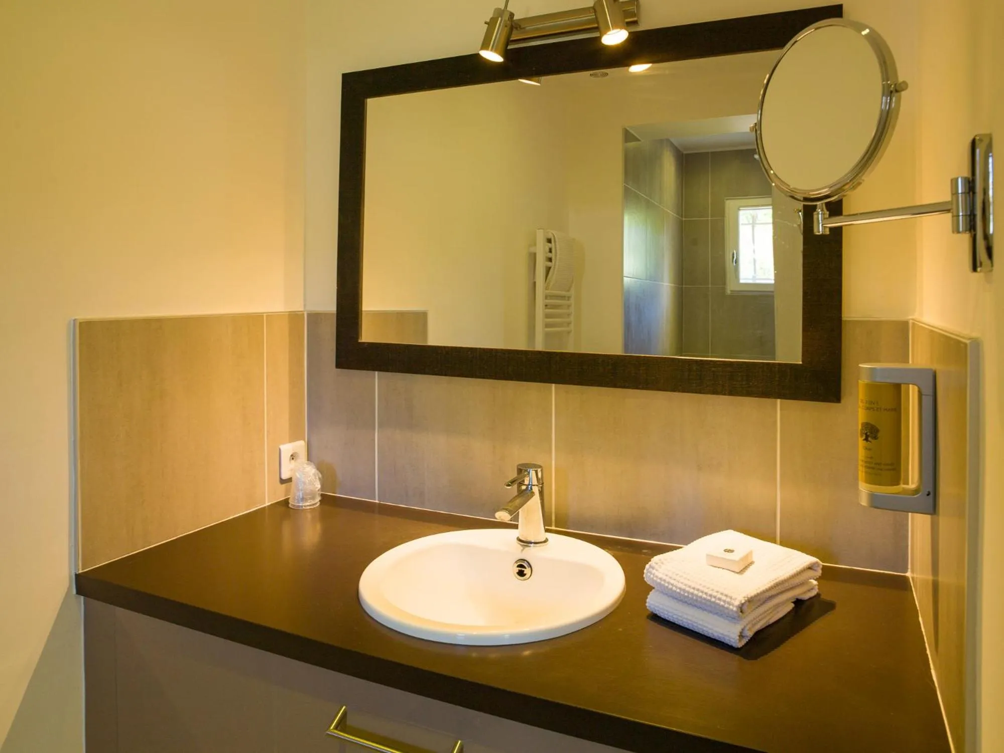 Bathroom in Hôtel l'Amandière