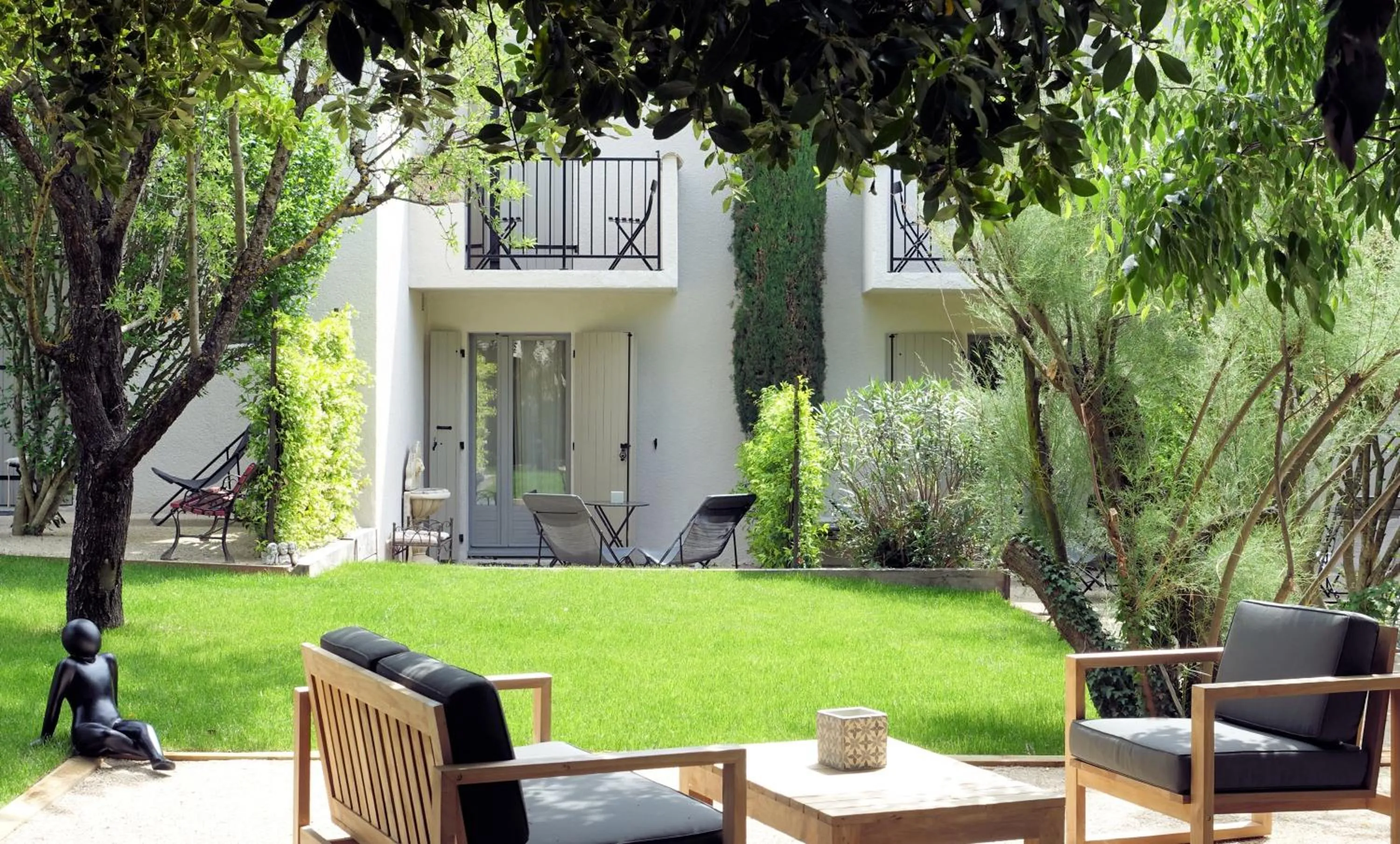 Patio in Hôtel l'Amandière