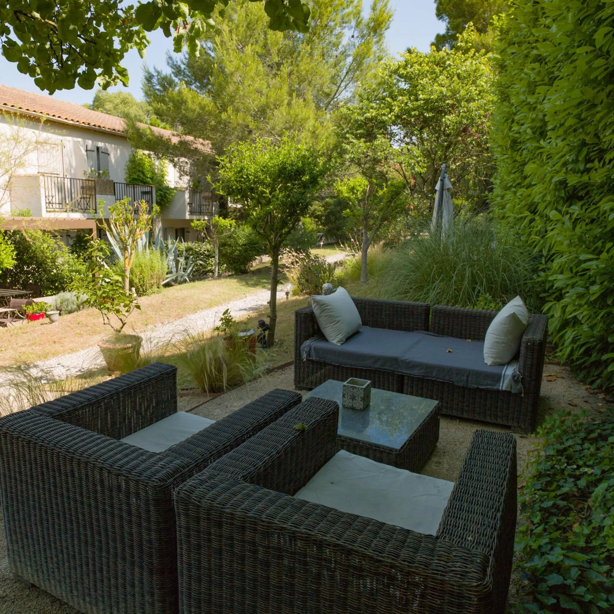 Patio in Hôtel l'Amandière