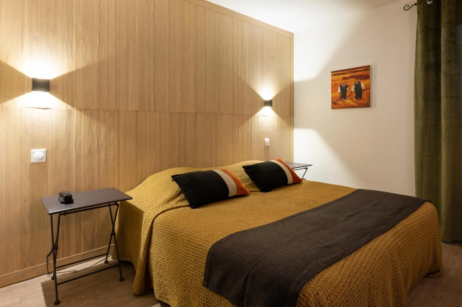 Garden view, Bed in Hôtel l'Amandière