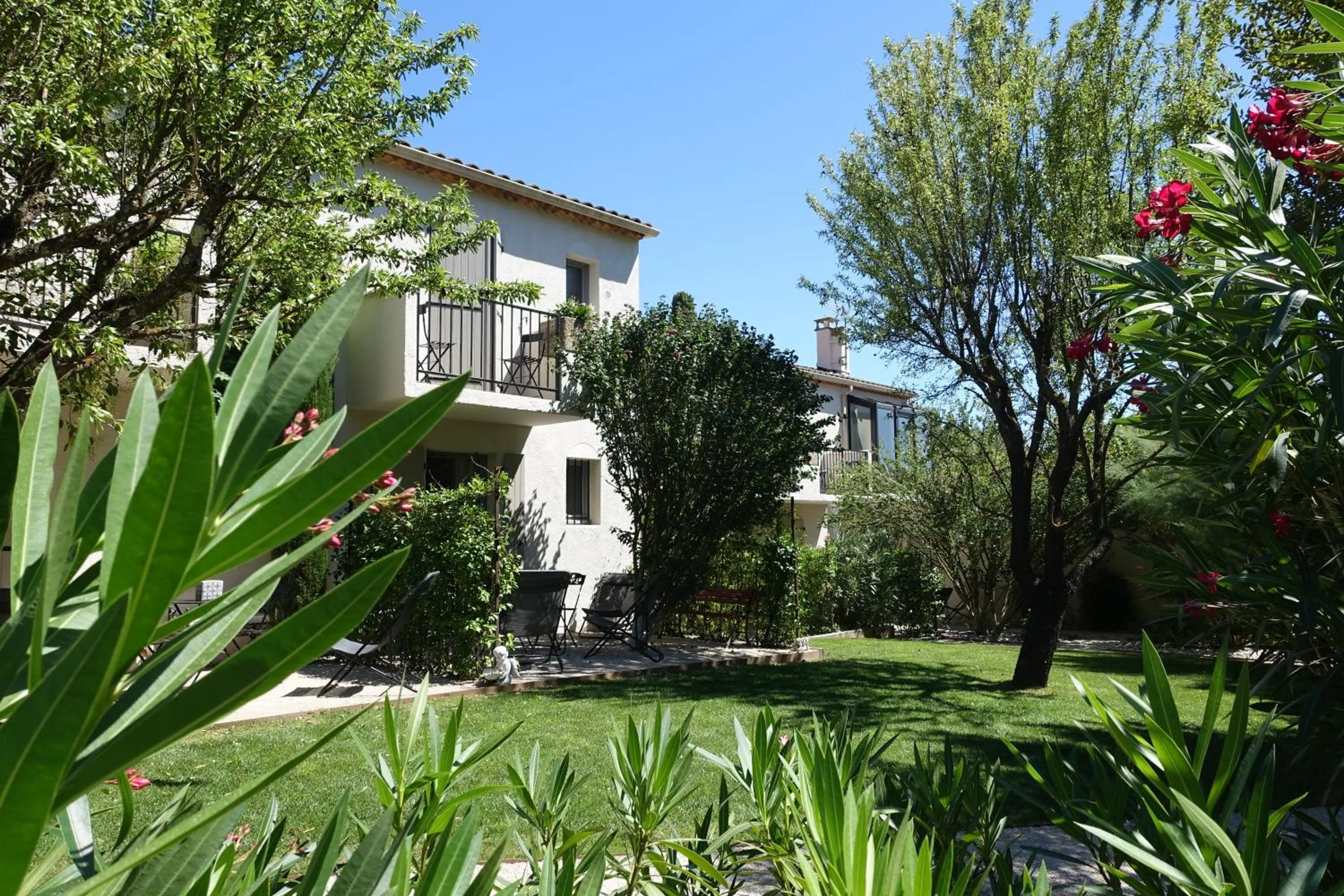 Patio in Hôtel l'Amandière