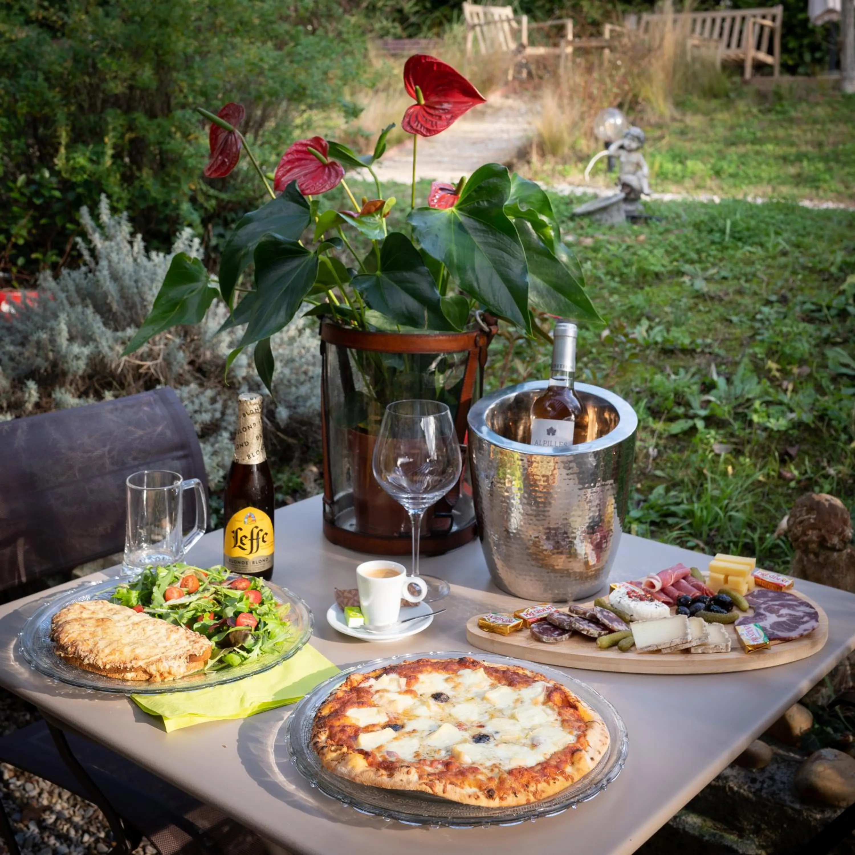 Restaurant/places to eat in Hôtel l'Amandière