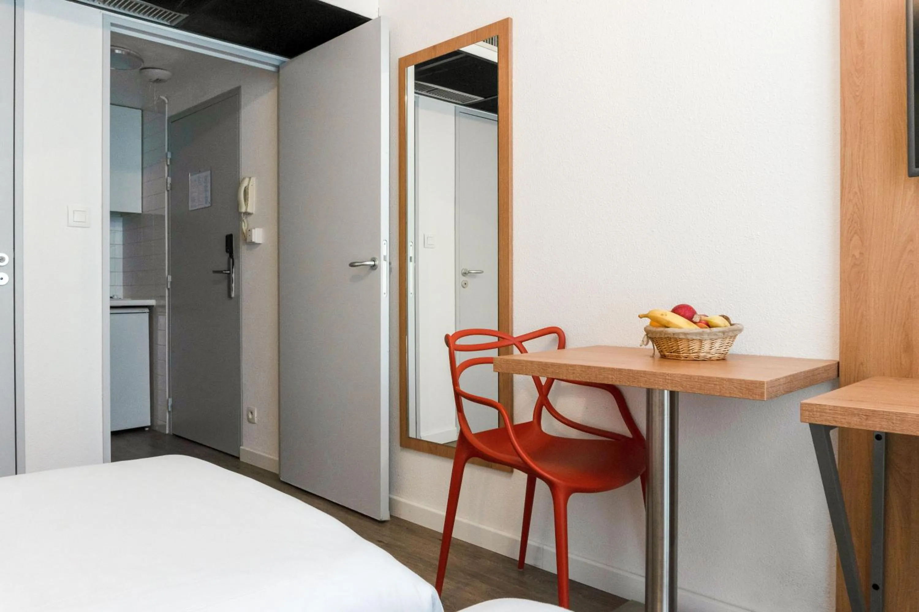 Kitchen or kitchenette, Bed in Residhotel Galerie Tatry