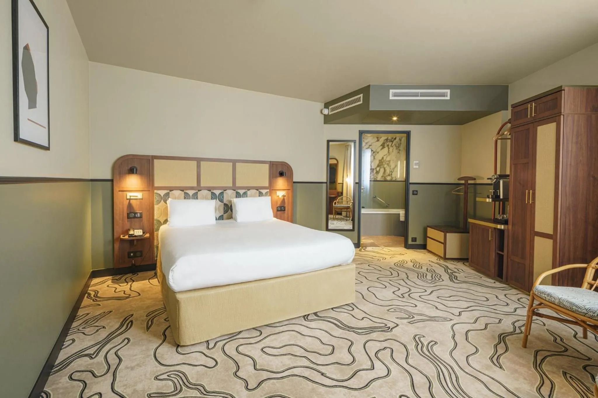 Photo of the whole room, Bed in Voco Paris - Porte de Clichy