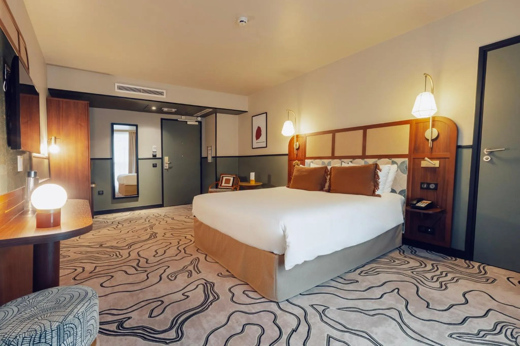 Photo of the whole room, Bed in Voco Paris - Porte de Clichy