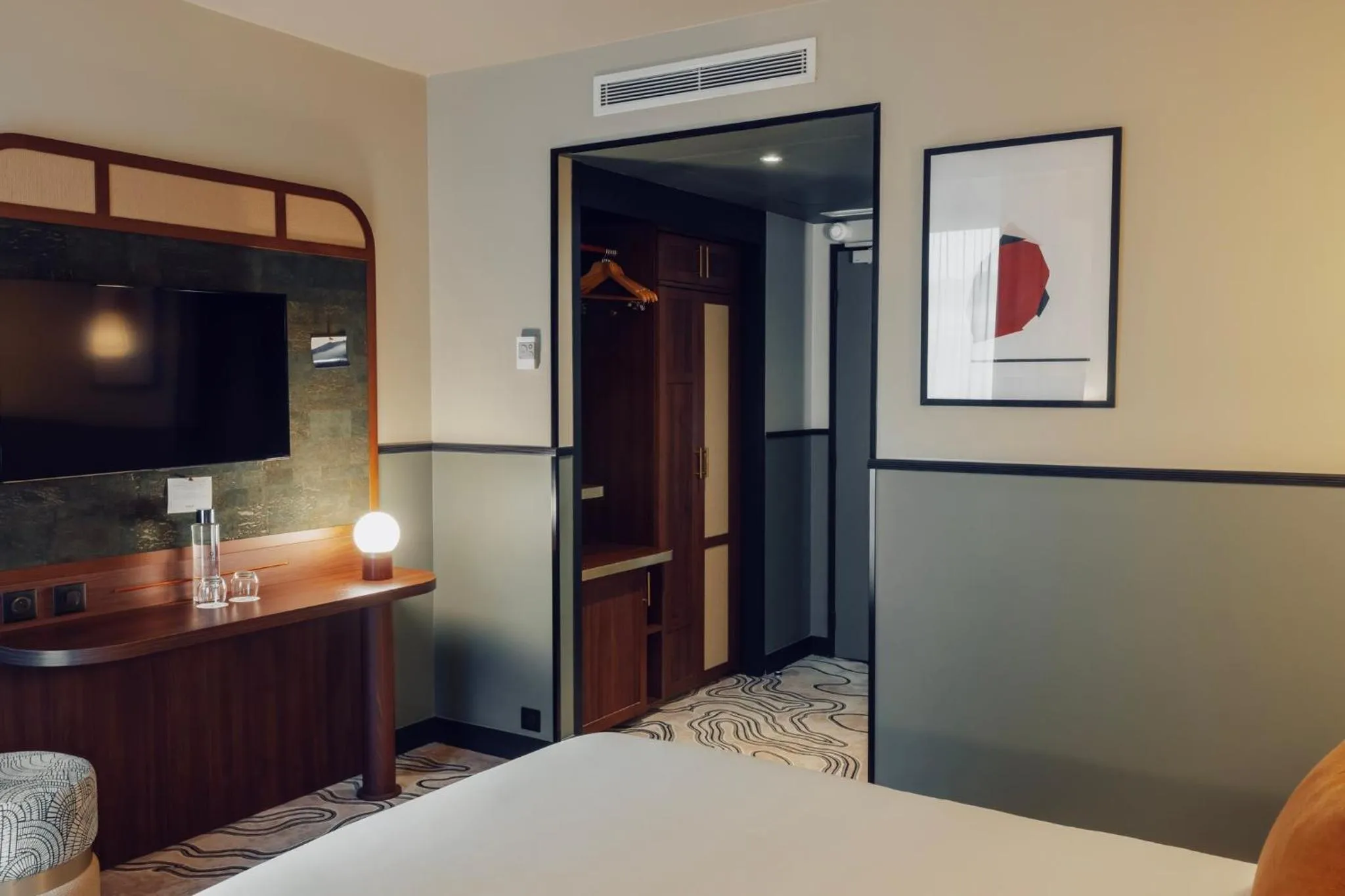 Photo of the whole room, Bed in Voco Paris - Porte de Clichy