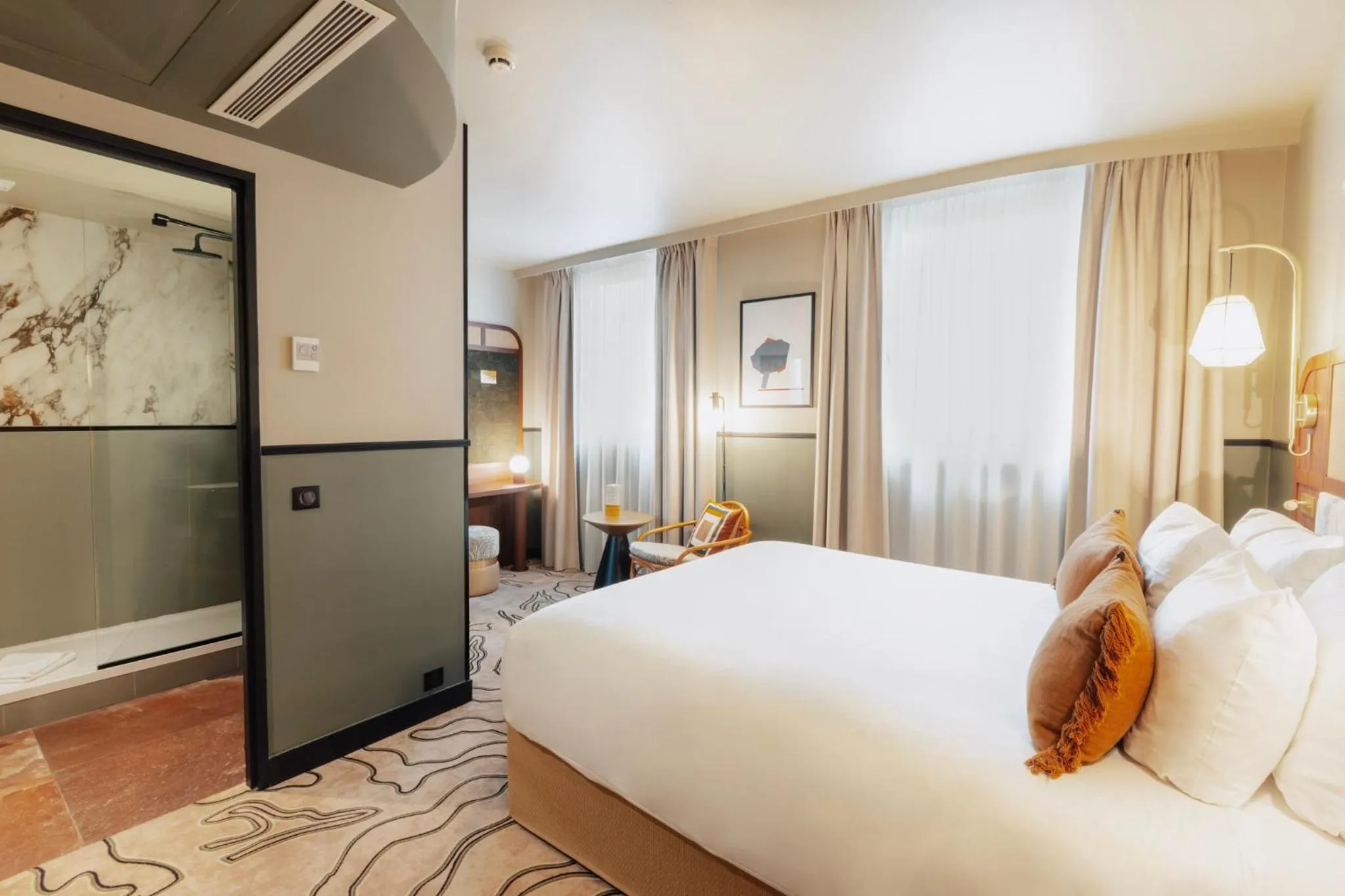 Photo of the whole room, Bed in Voco Paris - Porte de Clichy