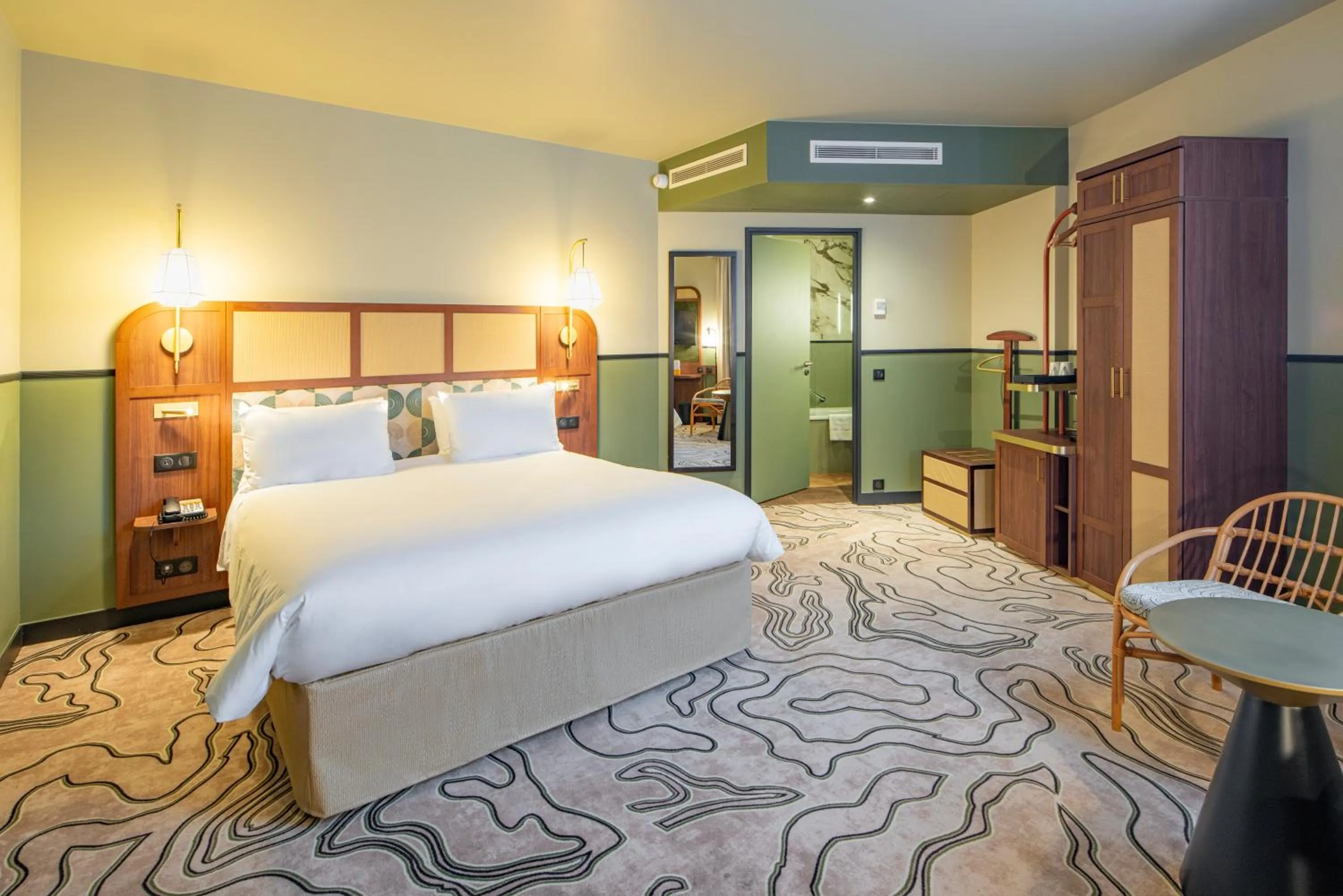 Photo of the whole room, Bed in Voco Paris - Porte de Clichy