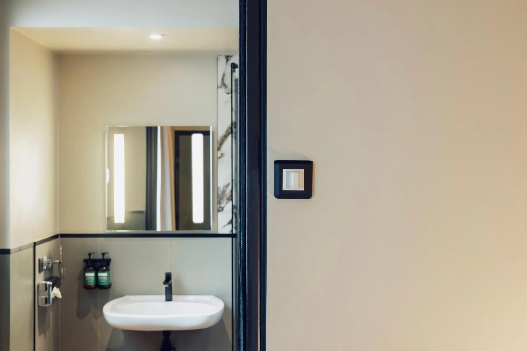 Photo of the whole room in Voco Paris - Porte de Clichy