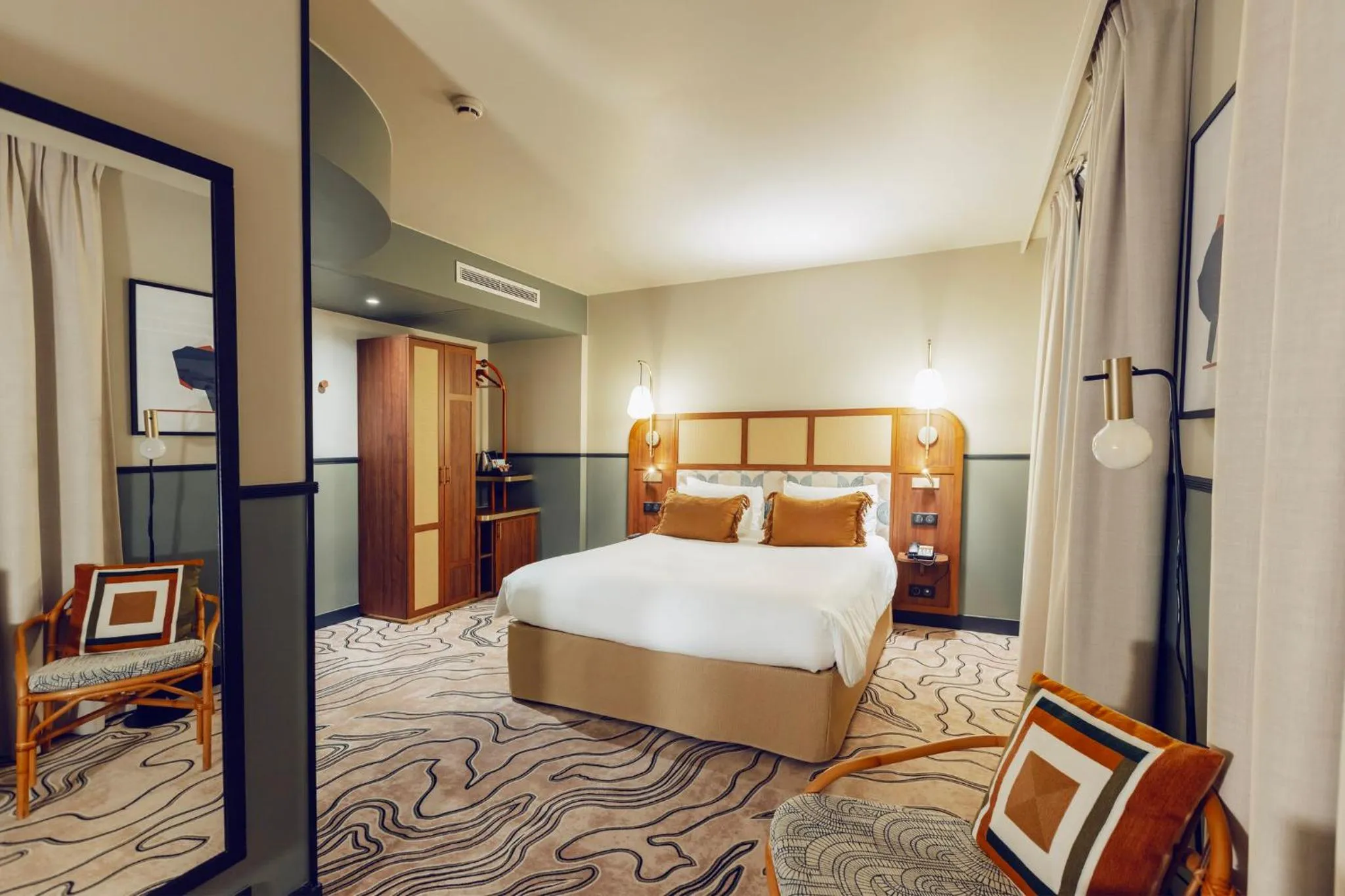 Photo of the whole room, Bed in Voco Paris - Porte de Clichy