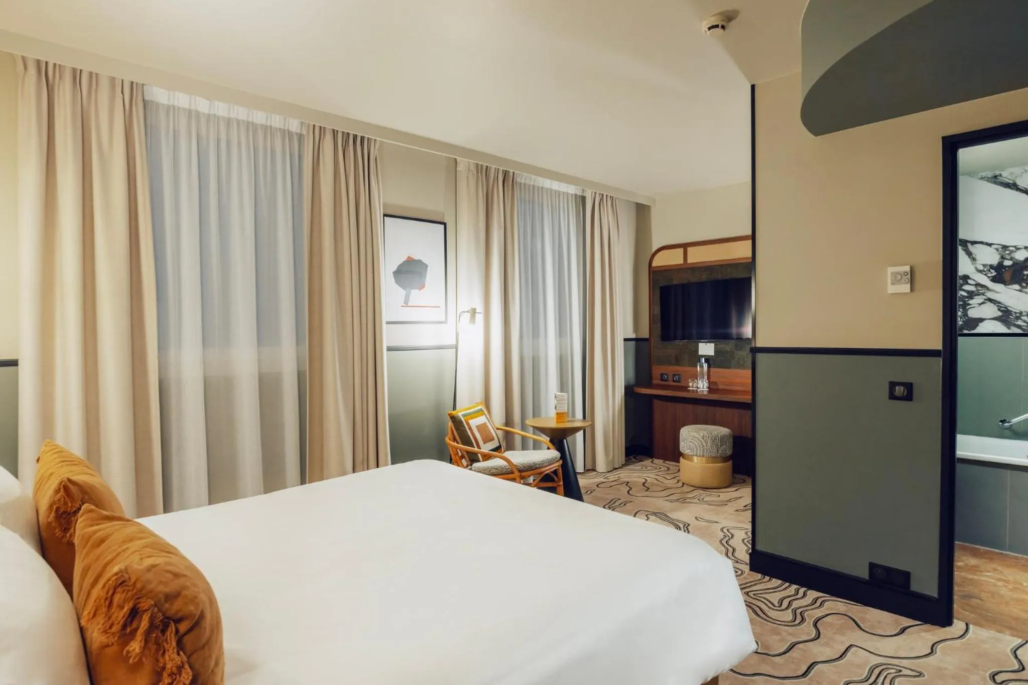 Photo of the whole room, Bed in Voco Paris - Porte de Clichy