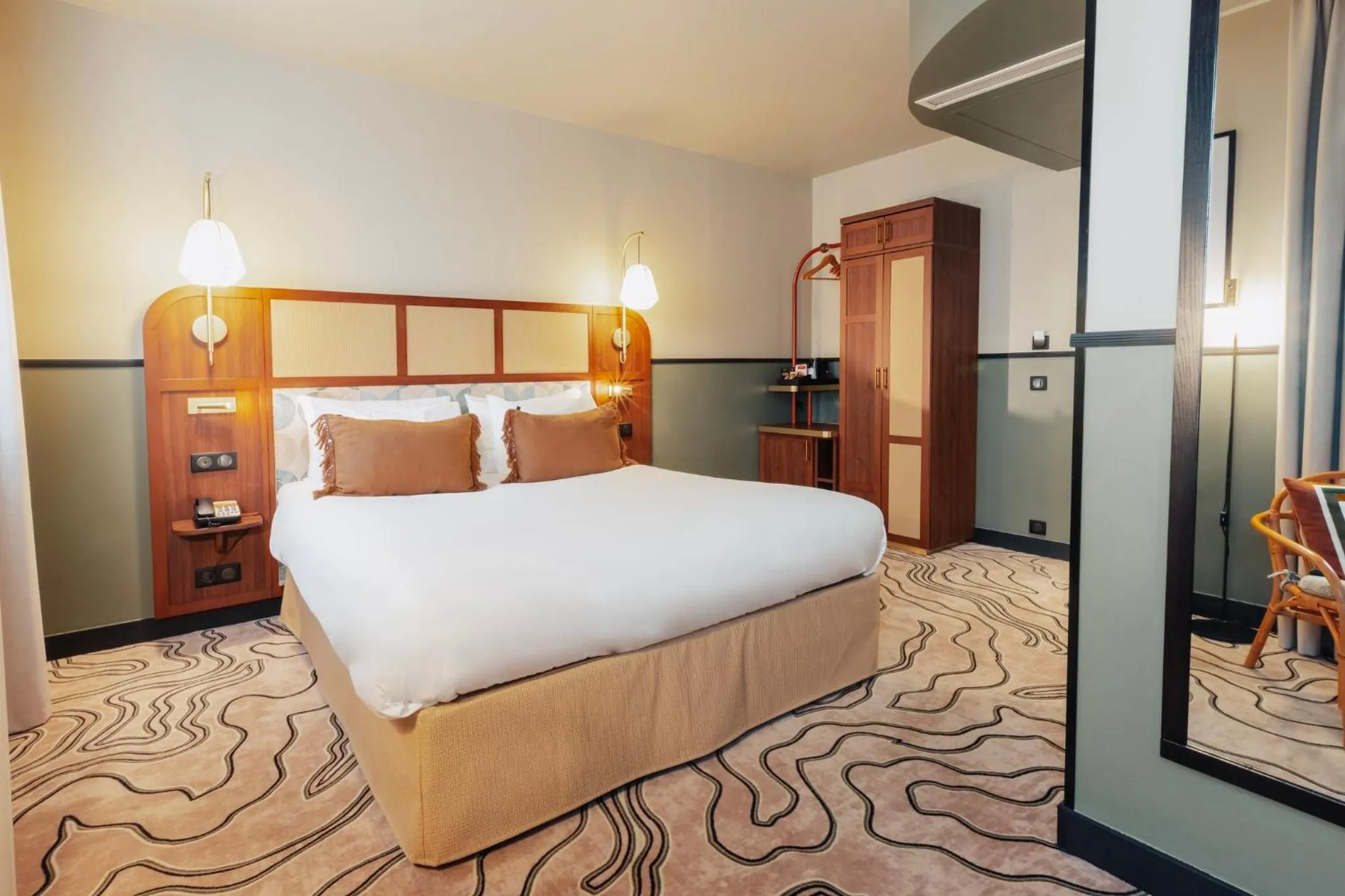 Photo of the whole room, Bed in Voco Paris - Porte de Clichy