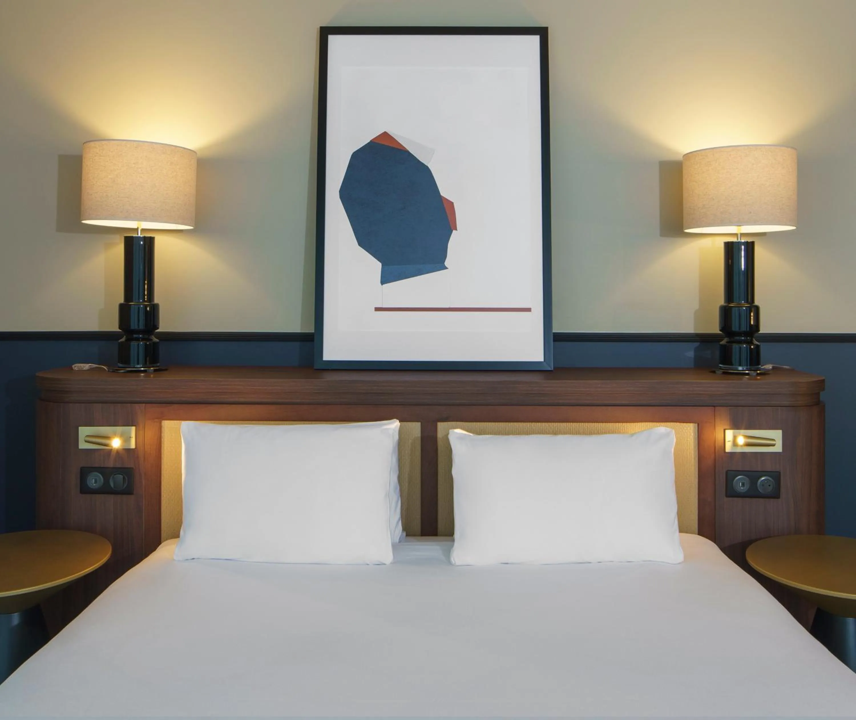 Photo of the whole room, Bed in Voco Paris - Porte de Clichy